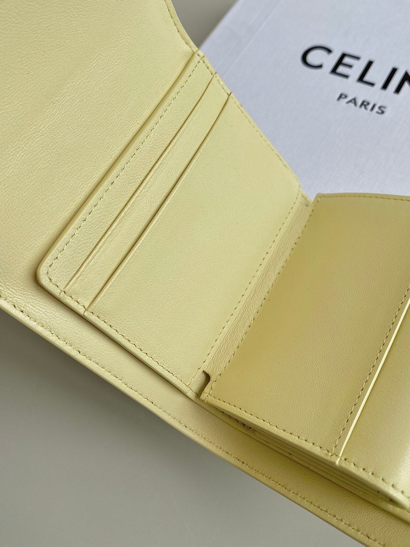 PORTEFEUILLE TRIPHOME 10 TROIS VOLETS EN CUIR DE VEAU JAUNE PASTEL