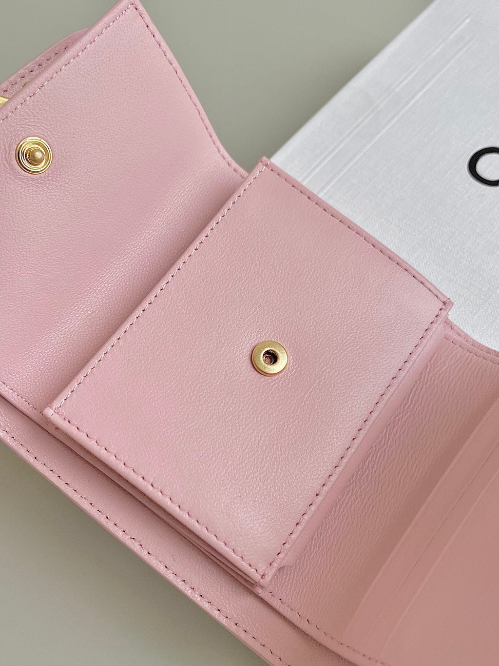 PORTEFEUILLE TRIPHOME 10 TROIS VOLETS EN CUIR DE VEAU ROSE PASTEL