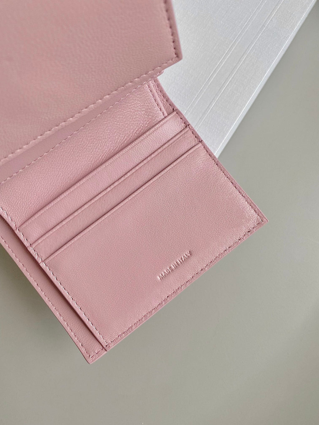 PORTEFEUILLE TRIPHOME 10 TROIS VOLETS EN CUIR DE VEAU ROSE PASTEL