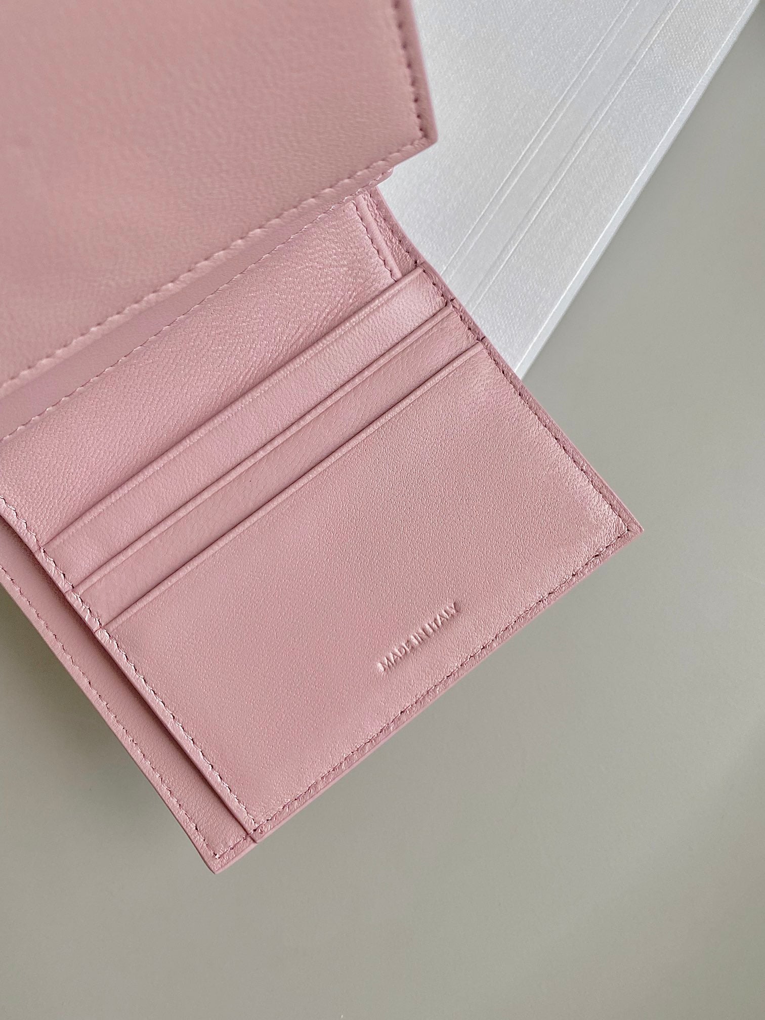 PORTEFEUILLE TRIPHOME 10 TROIS VOLETS EN CUIR DE VEAU ROSE PASTEL