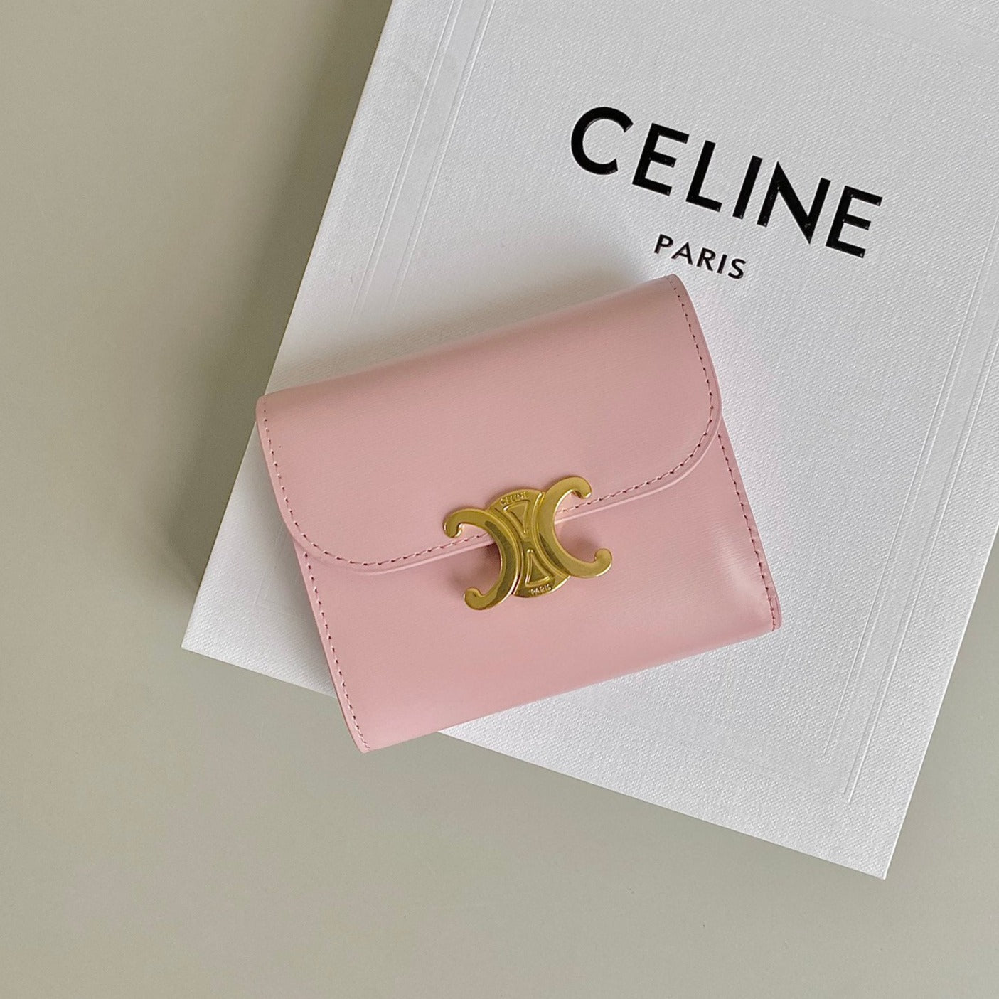 PORTEFEUILLE TRIPHOME 10 TROIS VOLETS EN CUIR DE VEAU ROSE PASTEL
