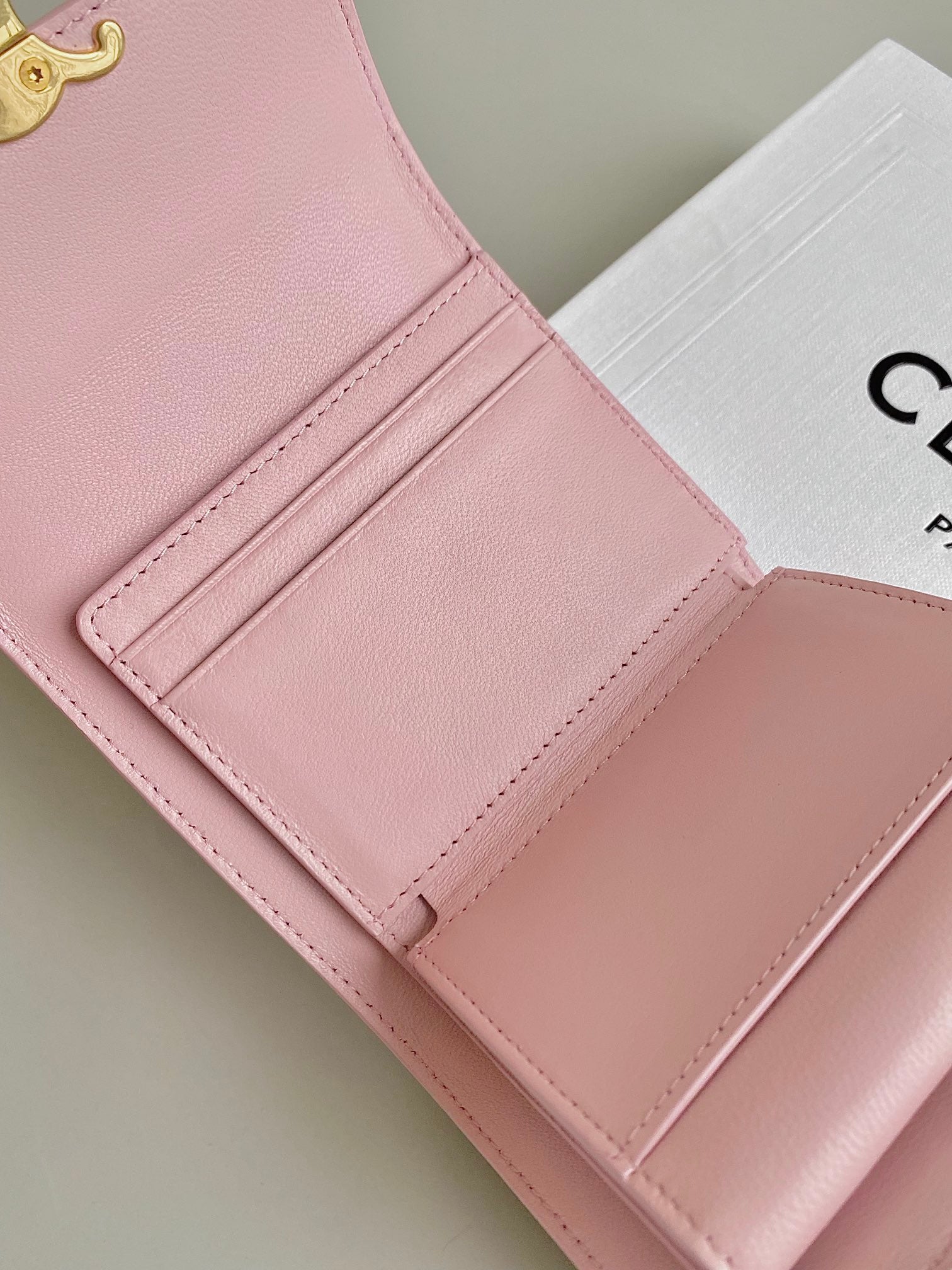 PORTEFEUILLE TRIPHOME 10 TROIS VOLETS EN CUIR DE VEAU ROSE PASTEL