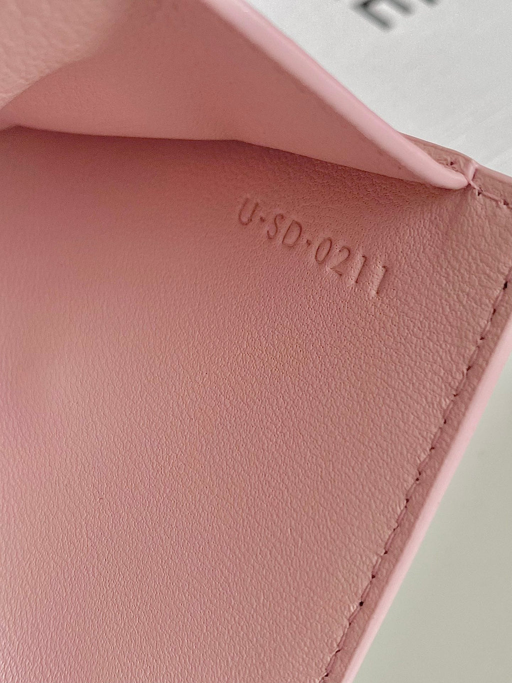 PORTEFEUILLE TRIPHOME 10 TROIS VOLETS EN CUIR DE VEAU ROSE PASTEL