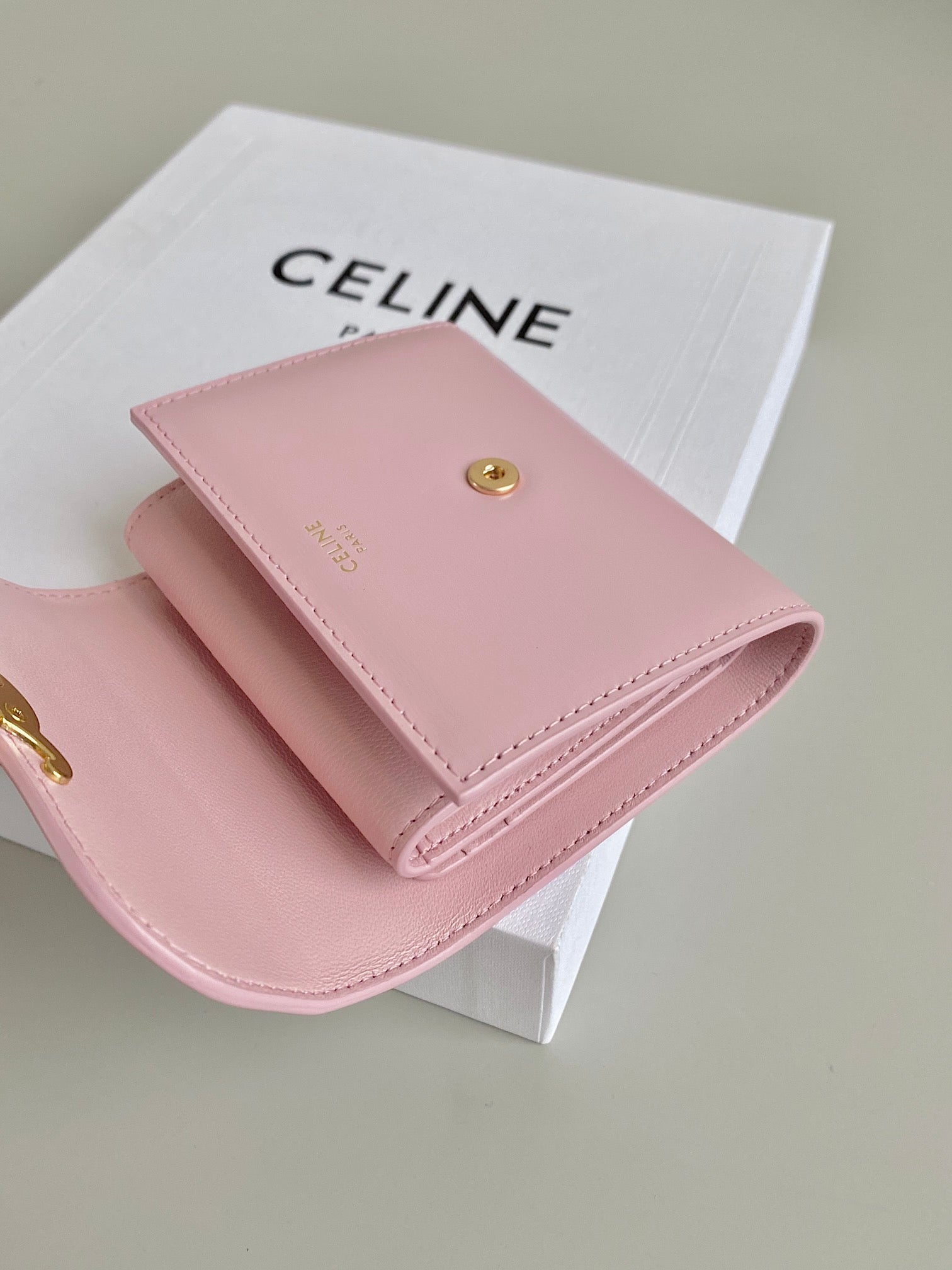 PORTEFEUILLE TRIPHOME 10 TROIS VOLETS EN CUIR DE VEAU ROSE PASTEL