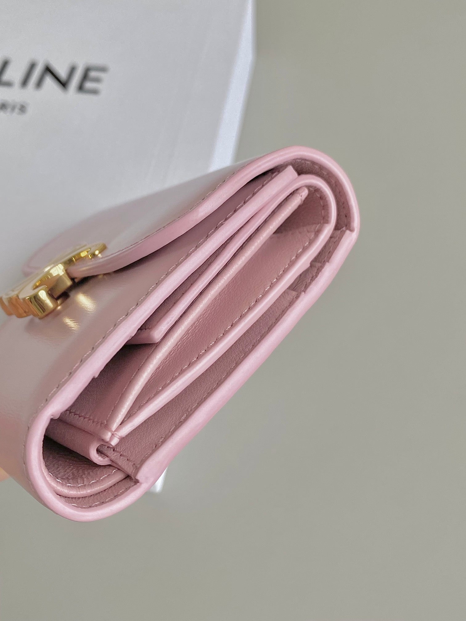 PORTEFEUILLE TRIPHOME 10 TROIS VOLETS EN CUIR DE VEAU ROSE PASTEL