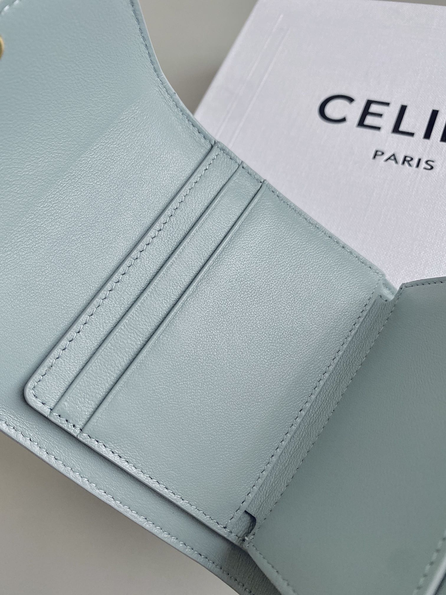 PORTEFEUILLE TRIPHOME 10 TROIS VOLETS EN CUIR DE VEAU BLEU PASTEL