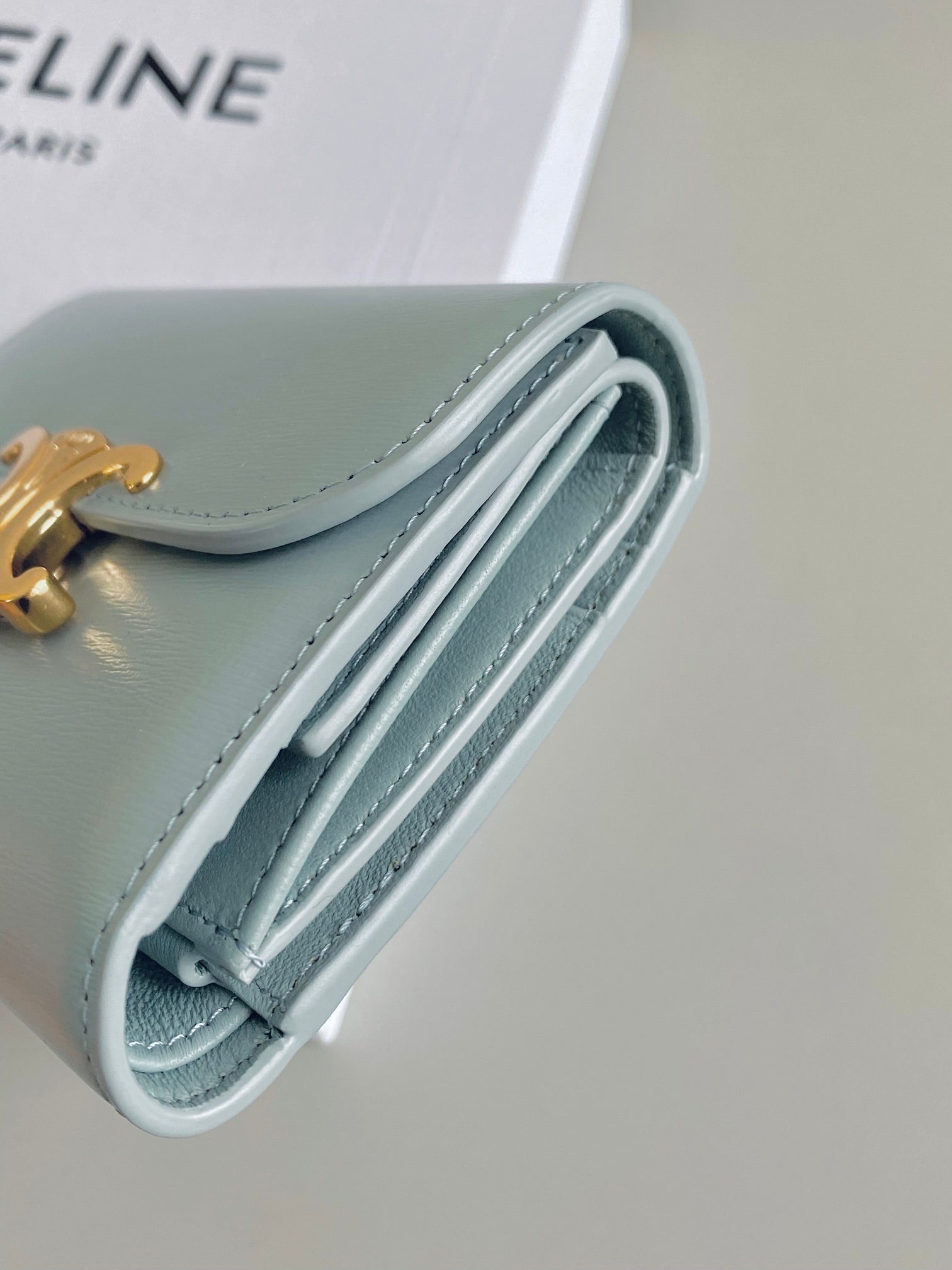 PORTEFEUILLE TRIPHOME 10 TROIS VOLETS EN CUIR DE VEAU BLEU PASTEL