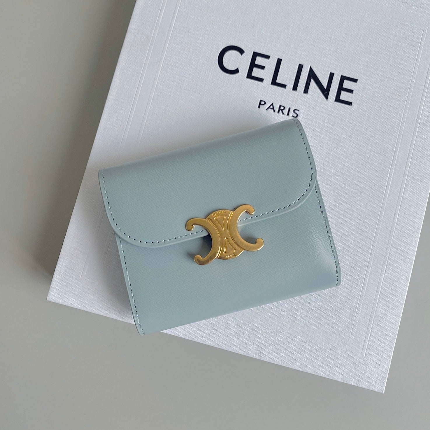 PORTEFEUILLE TRIPHOME 10 TROIS VOLETS EN CUIR DE VEAU BLEU PASTEL