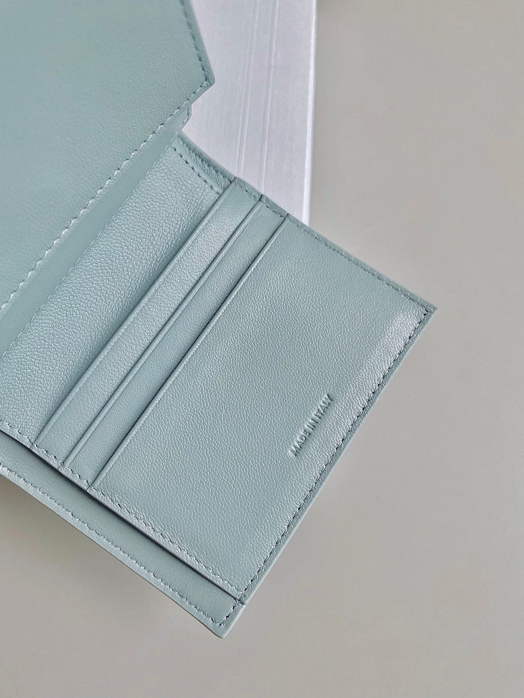 PORTEFEUILLE TRIPHOME 10 TROIS VOLETS EN CUIR DE VEAU BLEU PASTEL