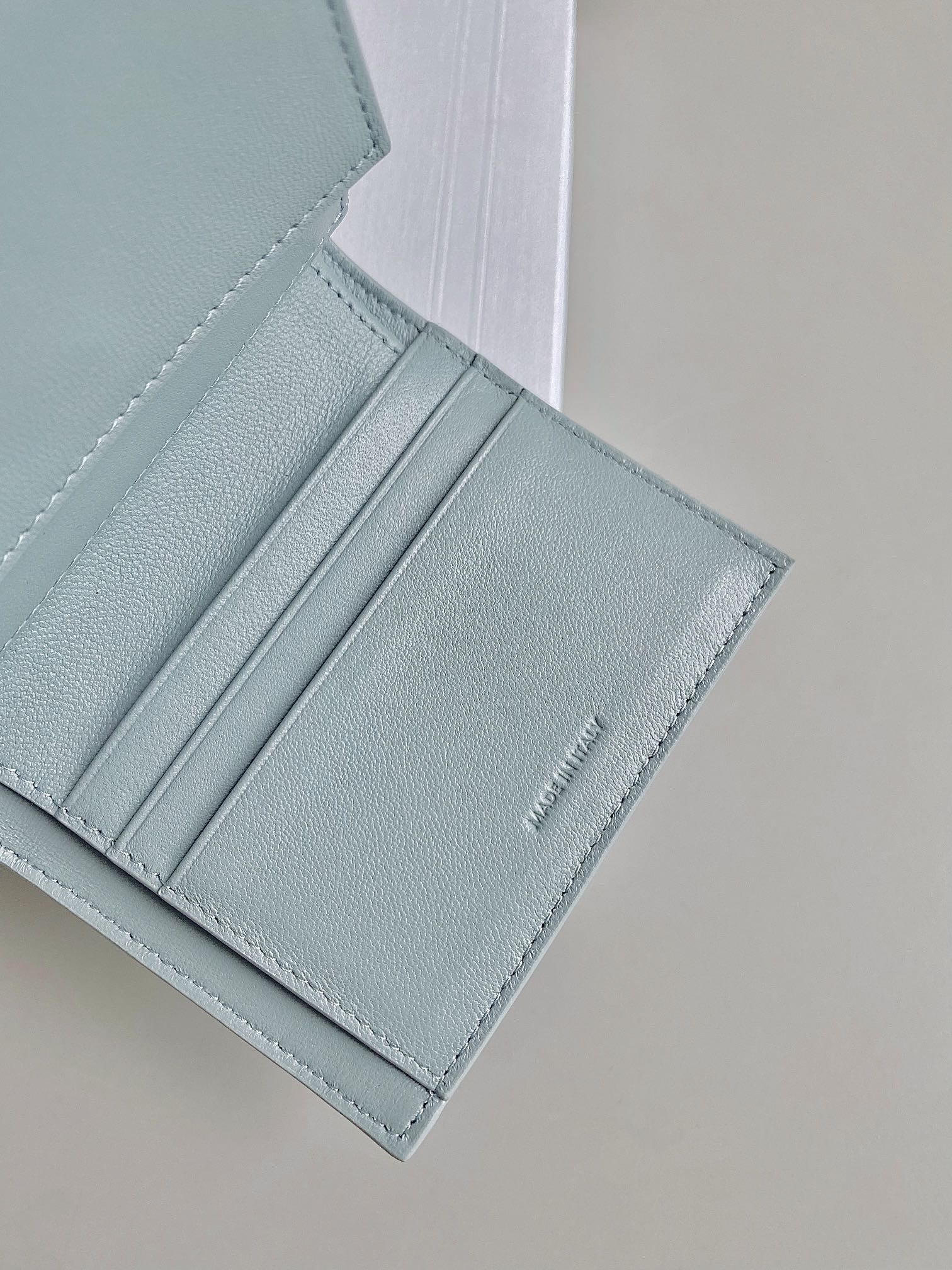 PORTEFEUILLE TRIPHOME 10 TROIS VOLETS EN CUIR DE VEAU BLEU PASTEL