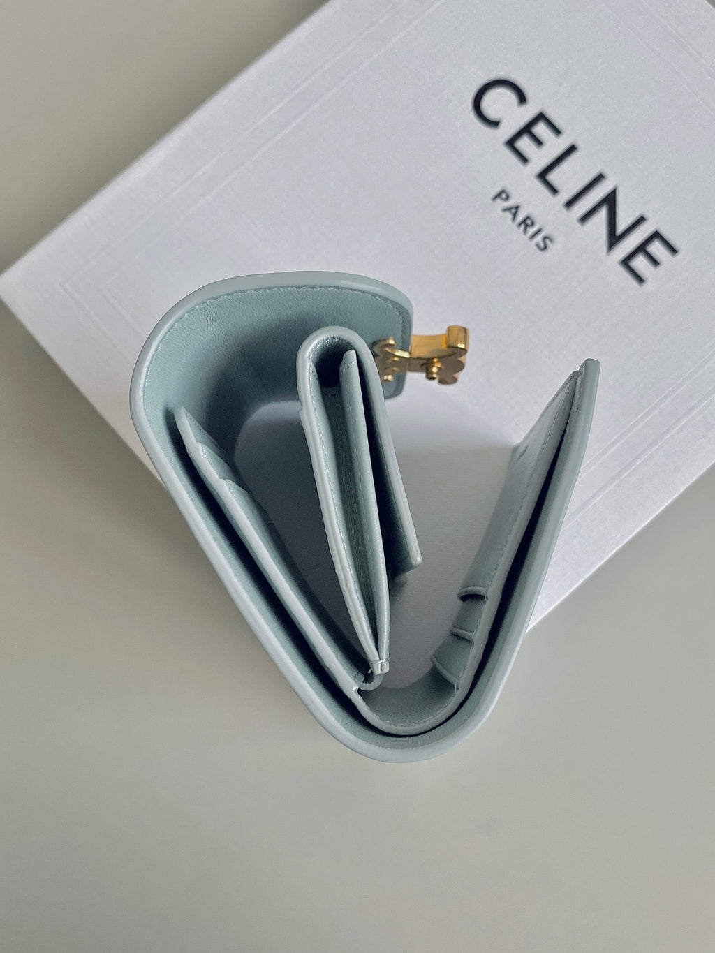 PORTEFEUILLE TRIPHOME 10 TROIS VOLETS EN CUIR DE VEAU BLEU PASTEL