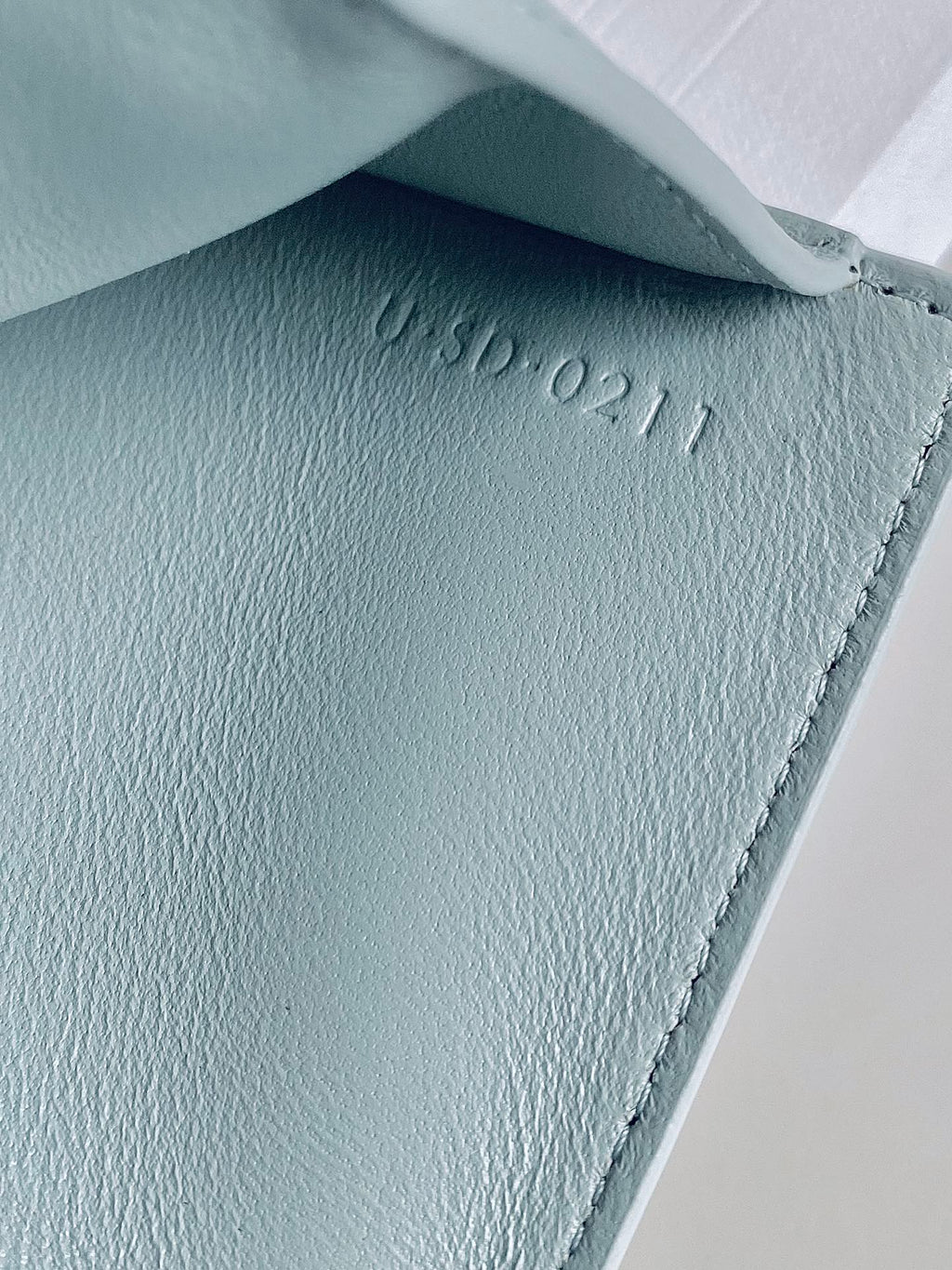 PORTEFEUILLE TRIPHOME 10 TROIS VOLETS EN CUIR DE VEAU BLEU PASTEL