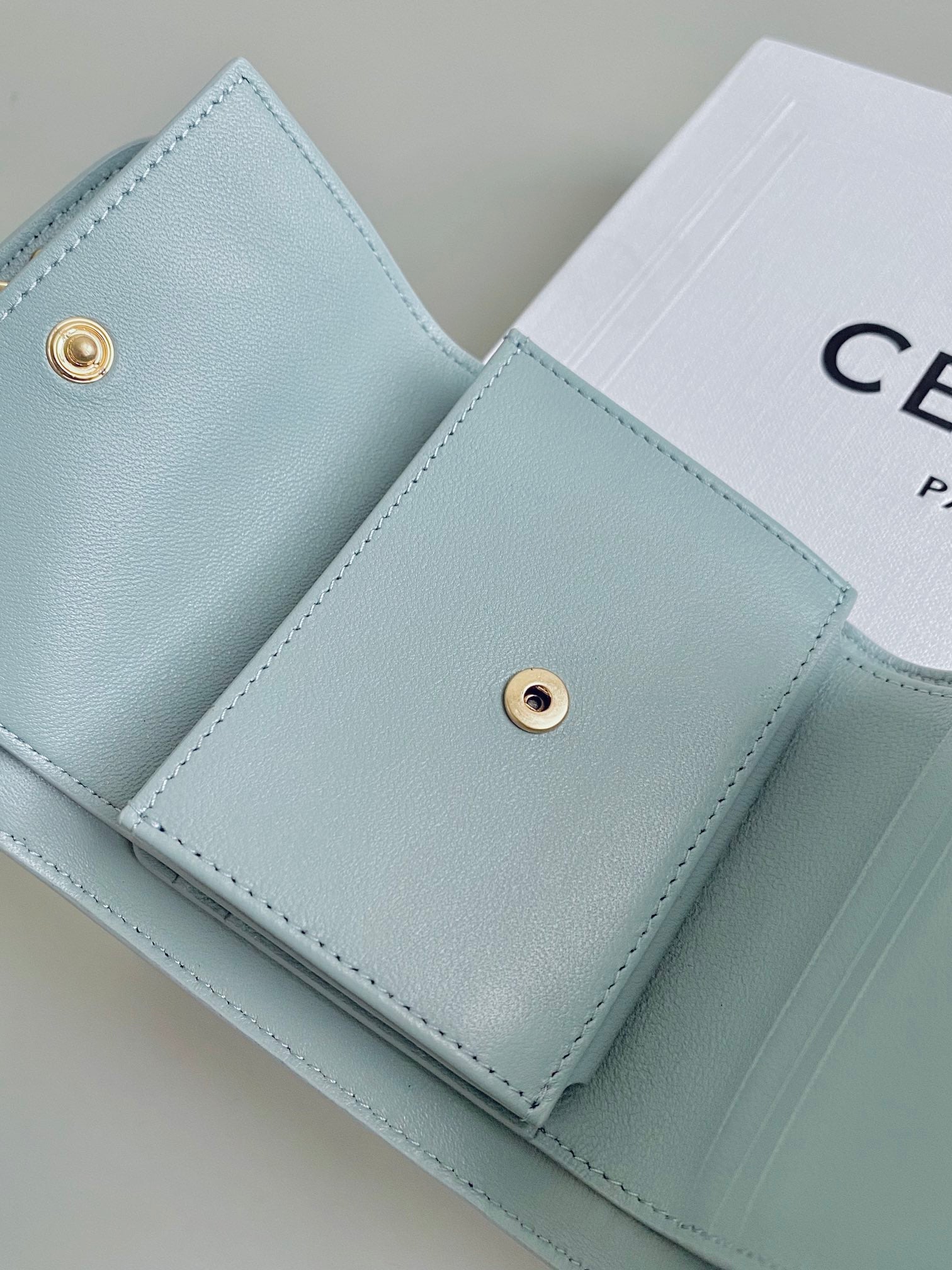 PORTEFEUILLE TRIPHOME 10 TROIS VOLETS EN CUIR DE VEAU BLEU PASTEL
