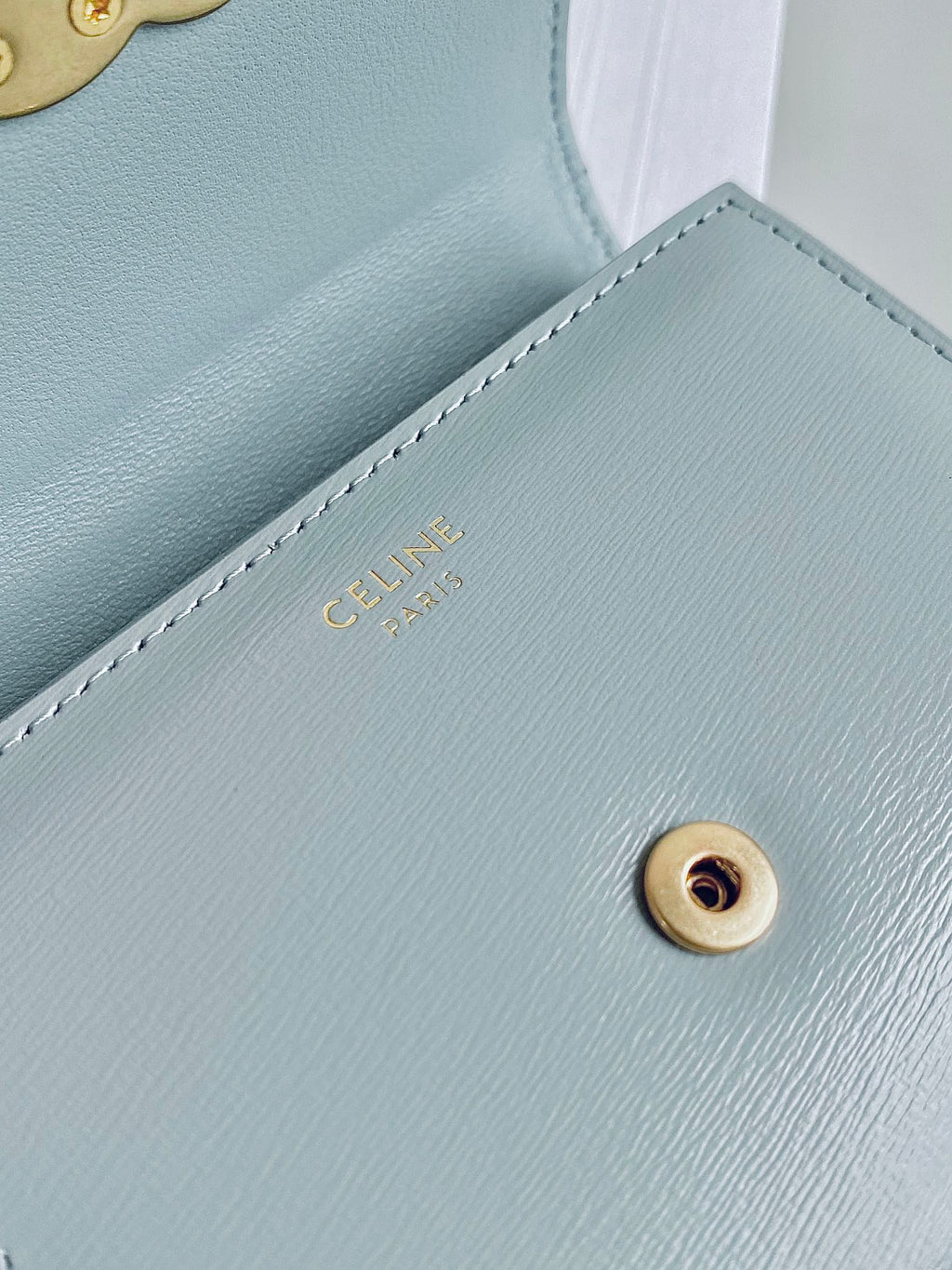 PORTEFEUILLE TRIPHOME 10 TROIS VOLETS EN CUIR DE VEAU BLEU PASTEL