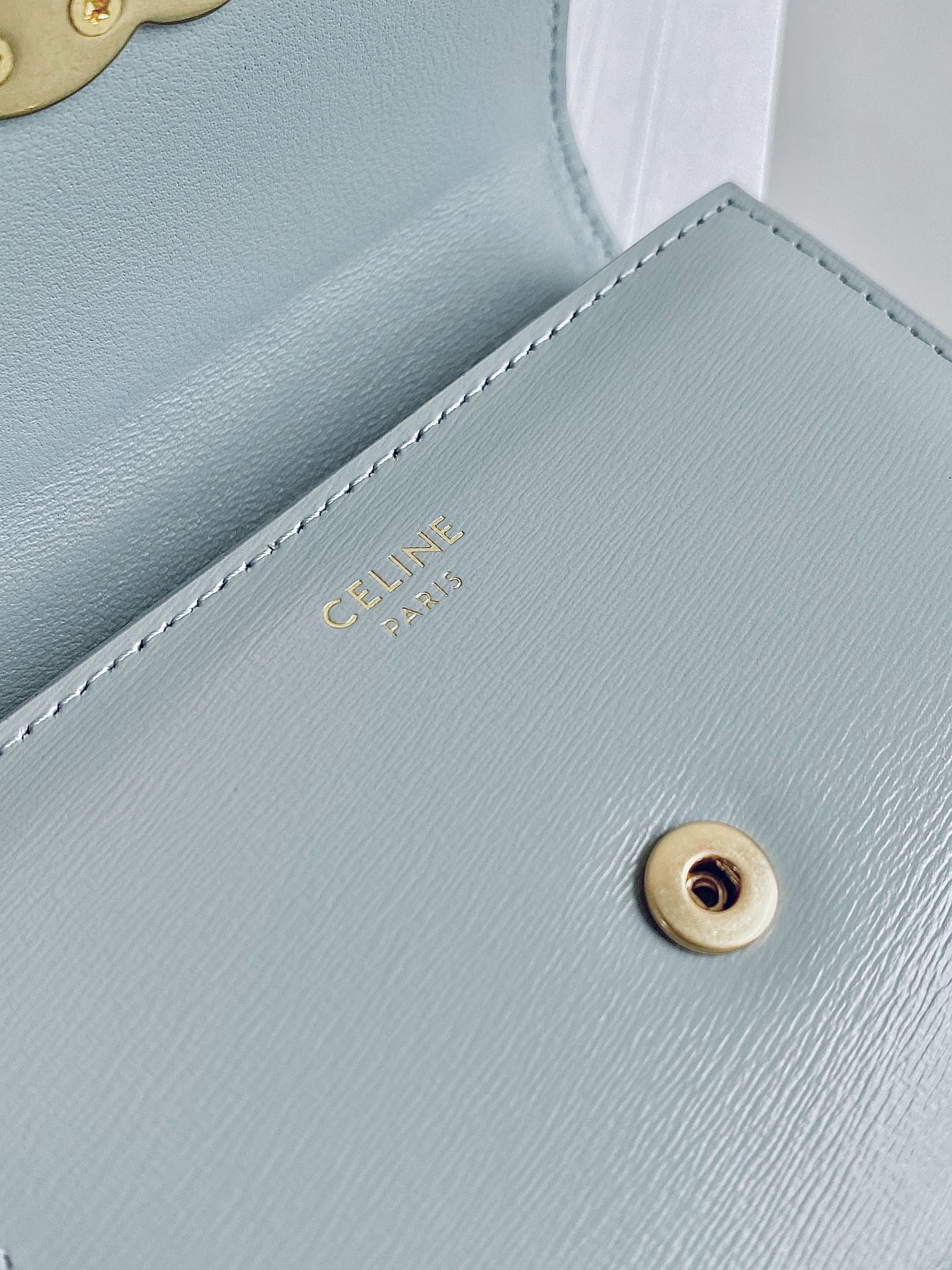 PORTEFEUILLE TRIPHOME 10 TROIS VOLETS EN CUIR DE VEAU BLEU PASTEL