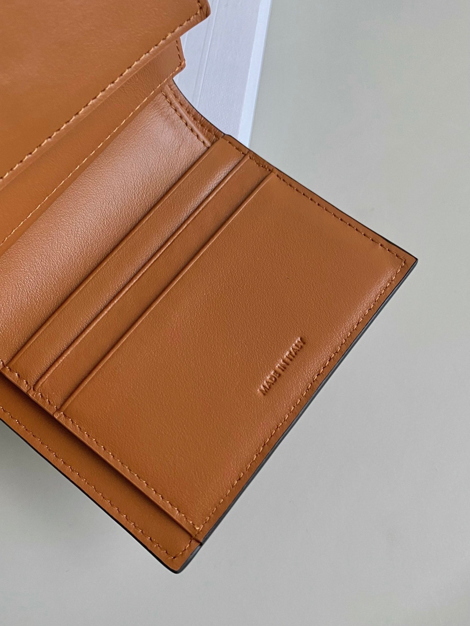 PORTEFEUILLE TRIPHOME 10 TROIS VOLETS EN CUIR DE VEAU MARRON CANNELLE