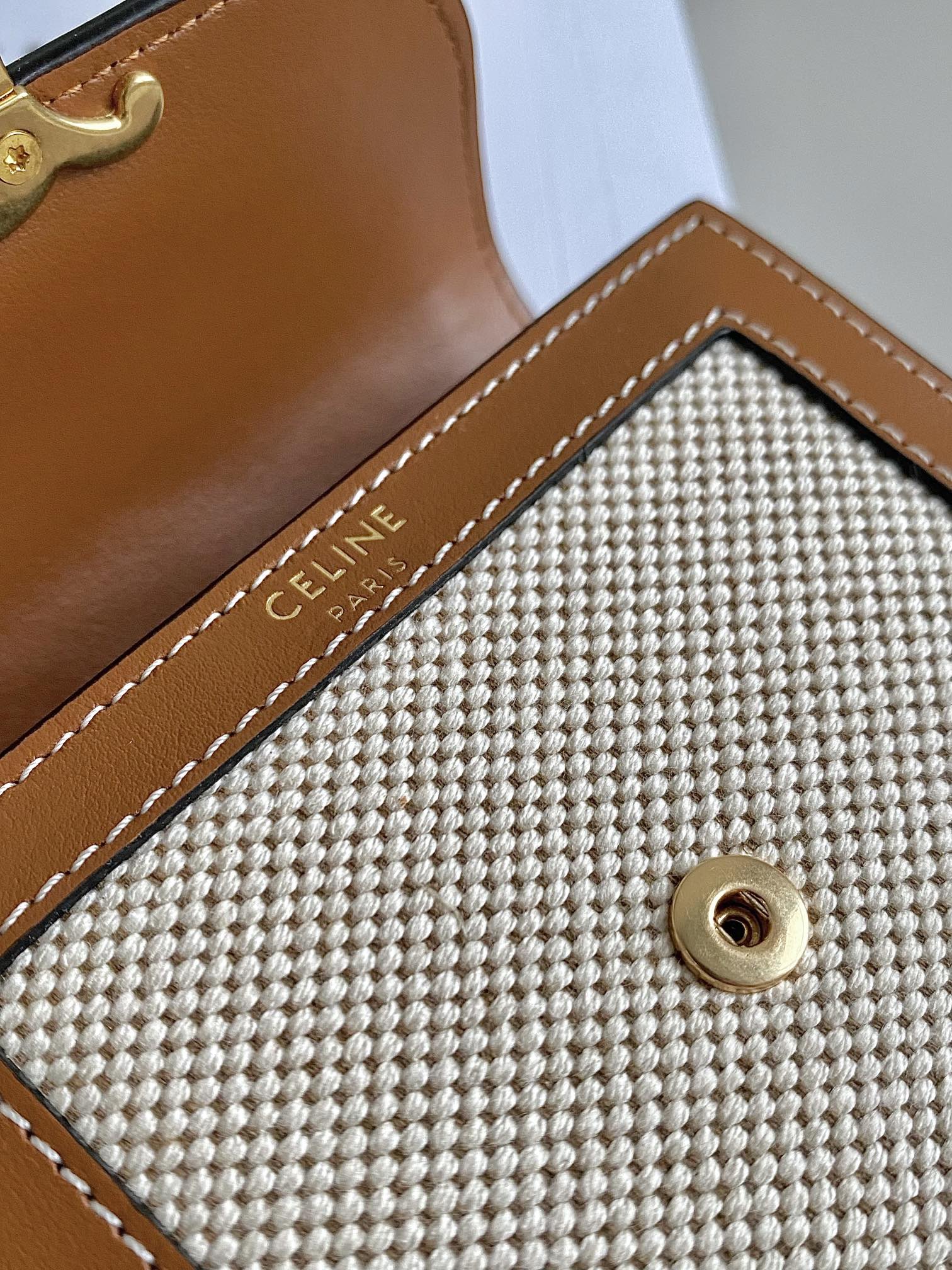 PORTEFEUILLE TRIPHOME 10 TROIS VOLETS EN CUIR DE VEAU ET TOILE BLANC MARRON