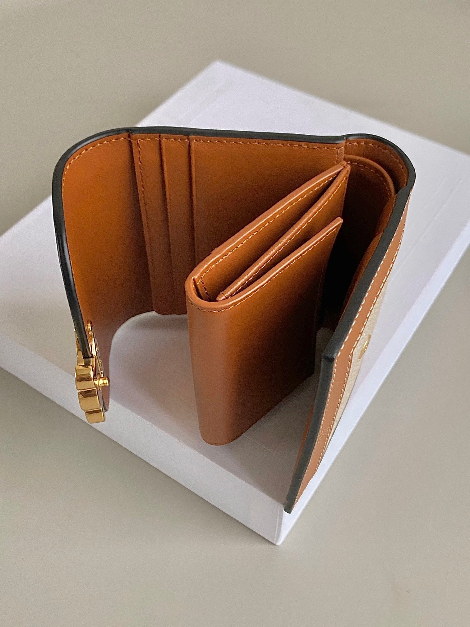 PORTEFEUILLE TRIPHOME 10 TROIS VOLETS EN CUIR DE VEAU ET TOILE BLANC MARRON