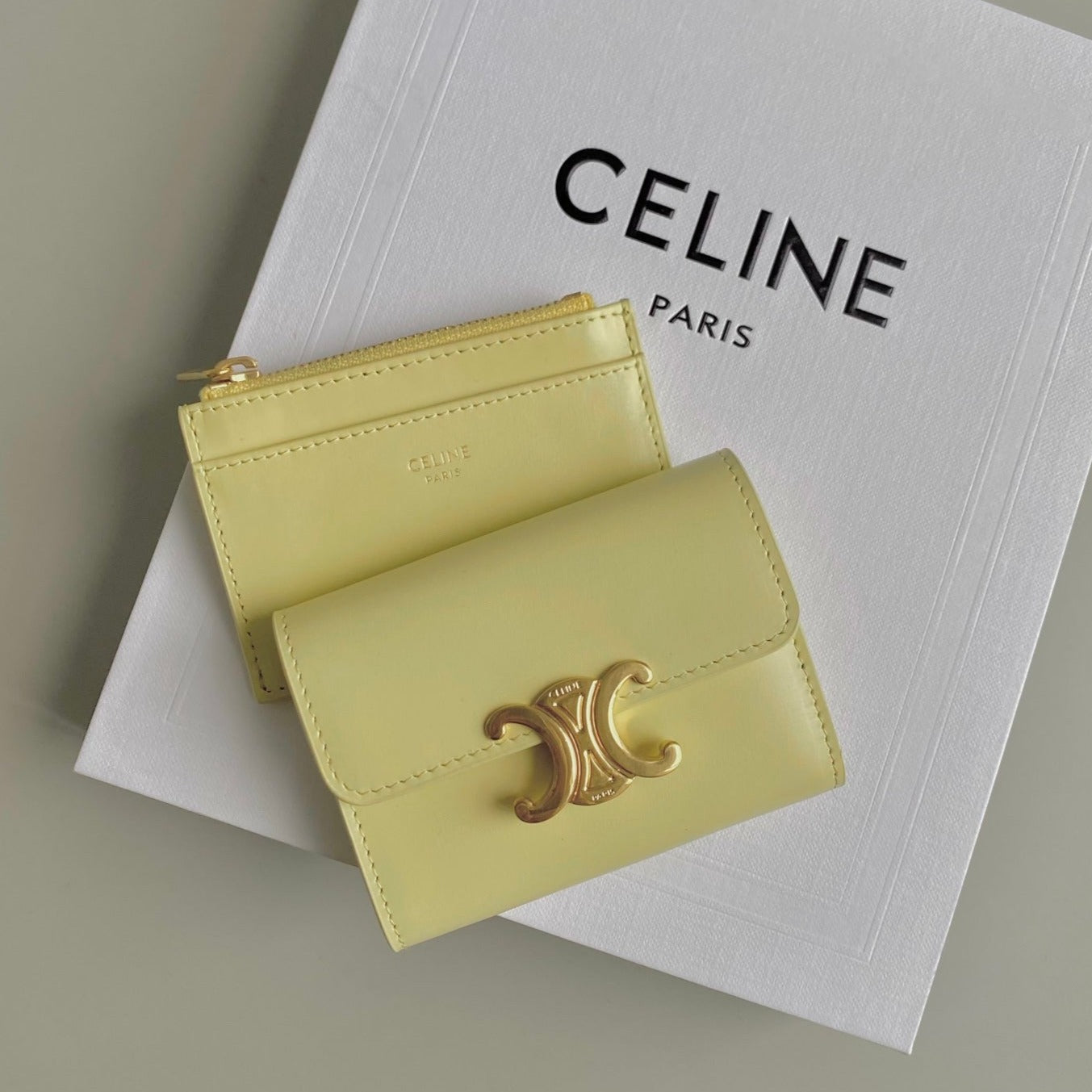 PORTEFEUILLE TRIPHOME 9 DEUX EN UN EN CUIR DE VEAU JAUNE PASTEL