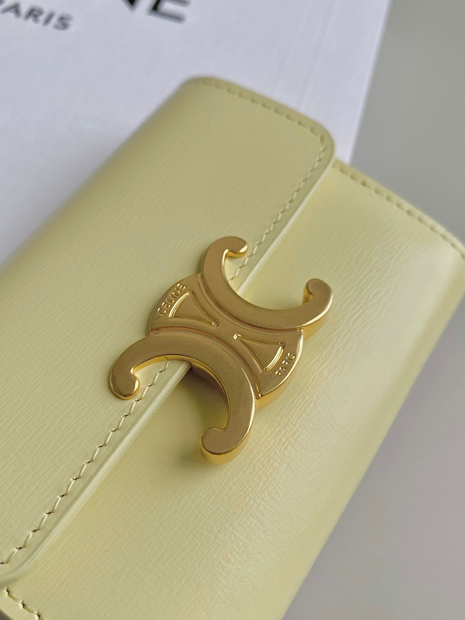 PORTEFEUILLE TRIPHOME 9 DEUX EN UN EN CUIR DE VEAU JAUNE PASTEL