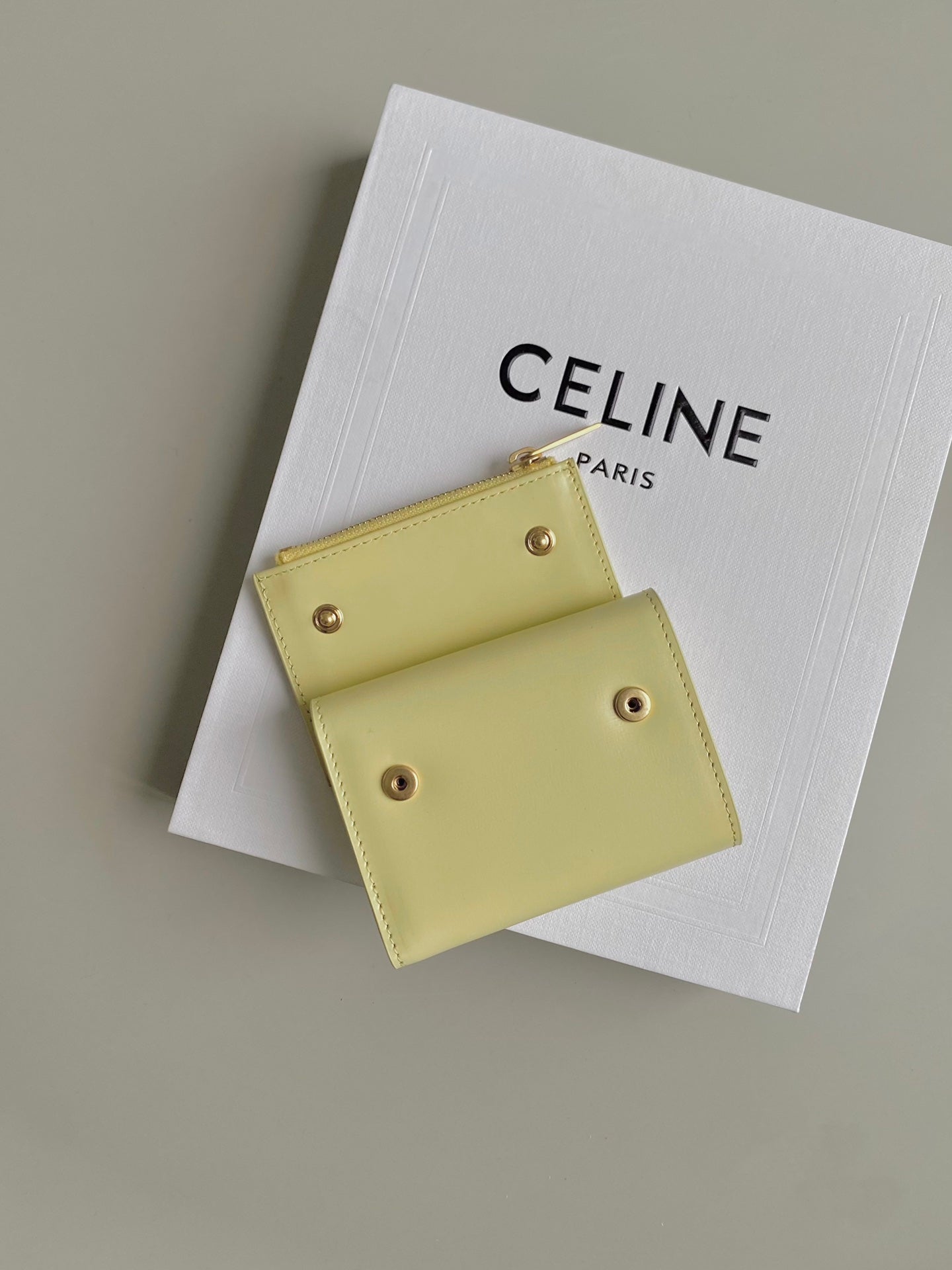 PORTEFEUILLE TRIPHOME 9 DEUX EN UN EN CUIR DE VEAU JAUNE PASTEL