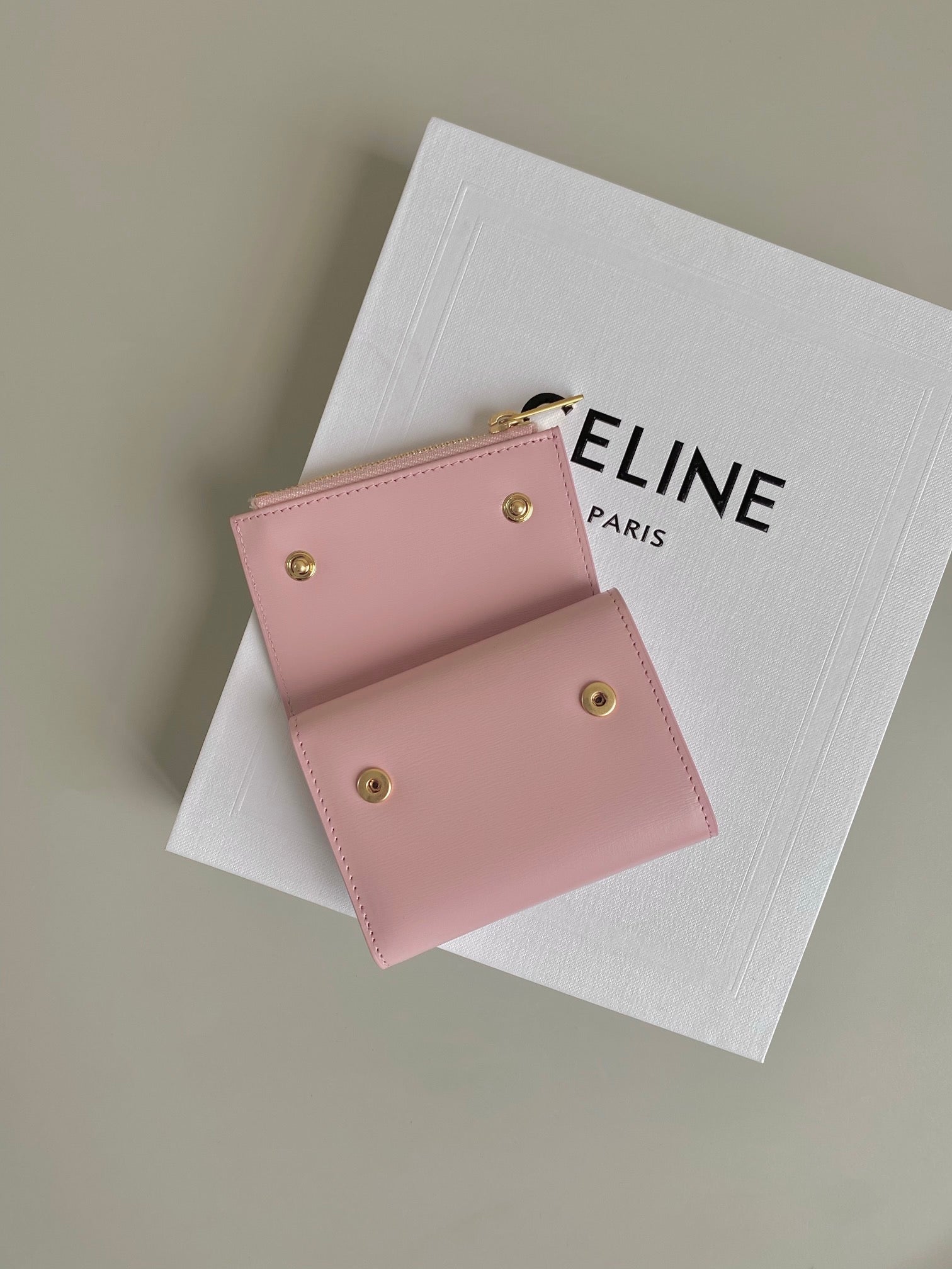 PORTEFEUILLE TRIPHOME 9 DEUX EN UN EN CUIR DE VEAU ROSE PASTEL