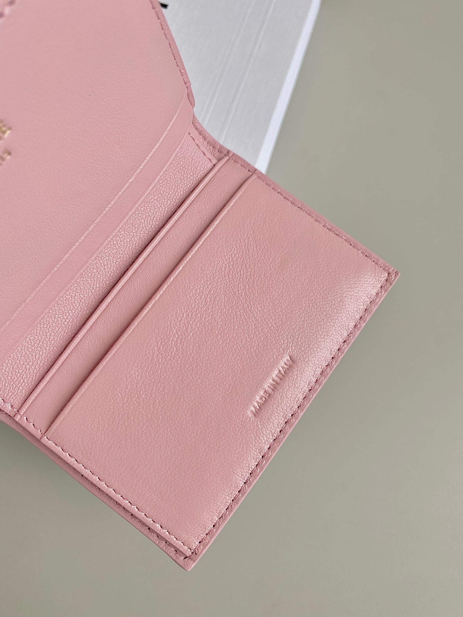 PORTEFEUILLE TRIPHOME 9 DEUX EN UN EN CUIR DE VEAU ROSE PASTEL