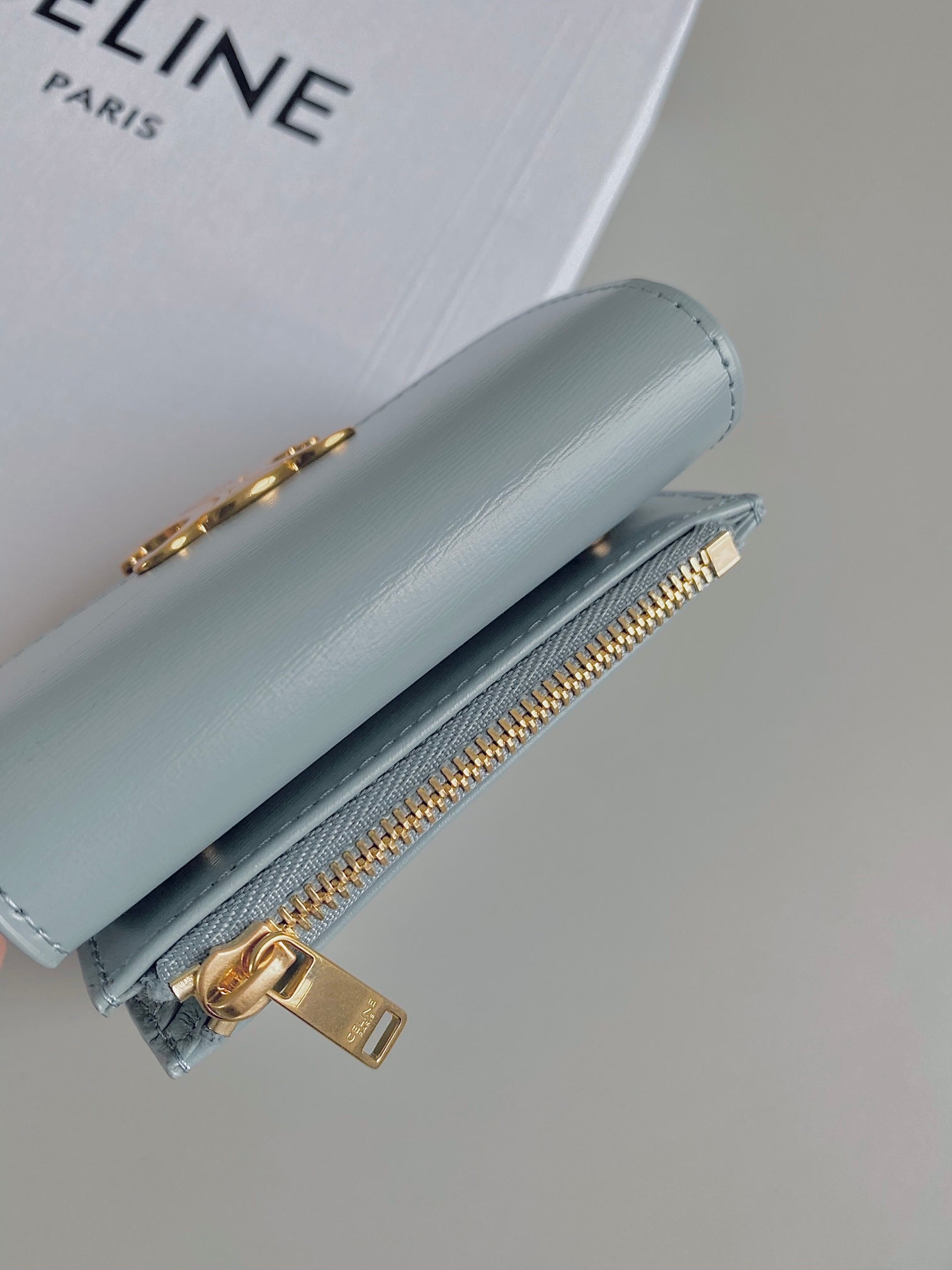 PORTEFEUILLE TRIPHOME 9 DEUX-EN-UN EN CUIR DE VEAU BLEU GLACIER