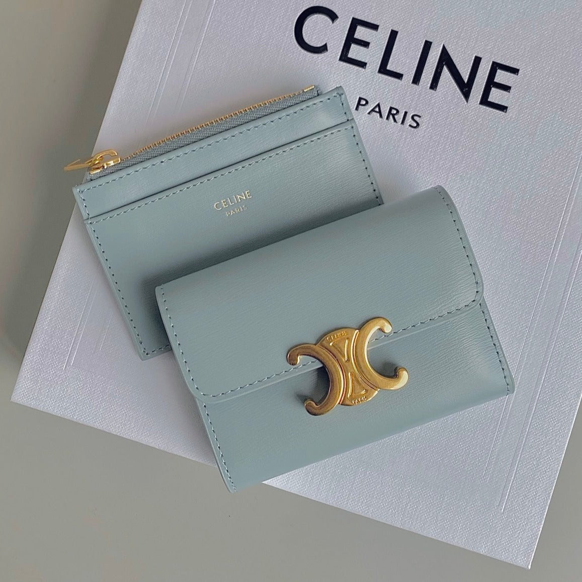 PORTEFEUILLE TRIPHOME 9 DEUX-EN-UN EN CUIR DE VEAU BLEU GLACIER
