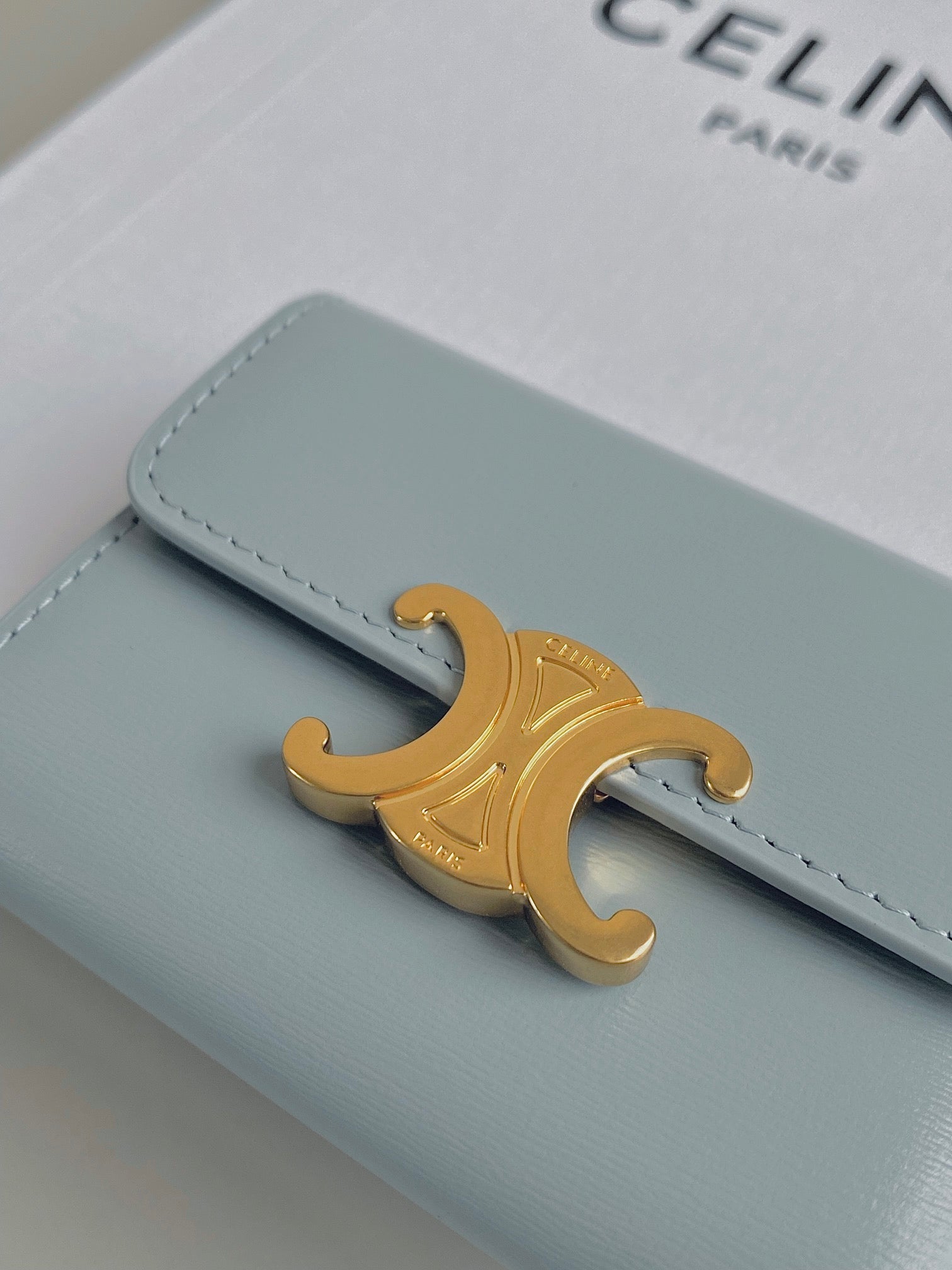 PORTEFEUILLE TRIPHOME 9 DEUX-EN-UN EN CUIR DE VEAU BLEU GLACIER