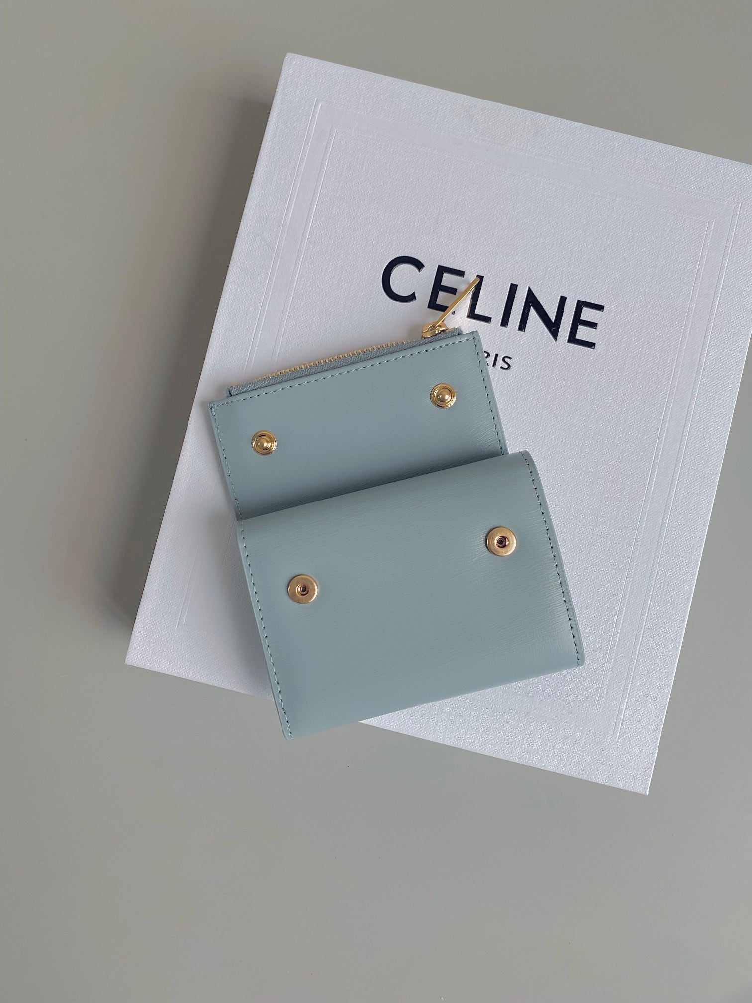 PORTEFEUILLE TRIPHOME 9 DEUX-EN-UN EN CUIR DE VEAU BLEU GLACIER