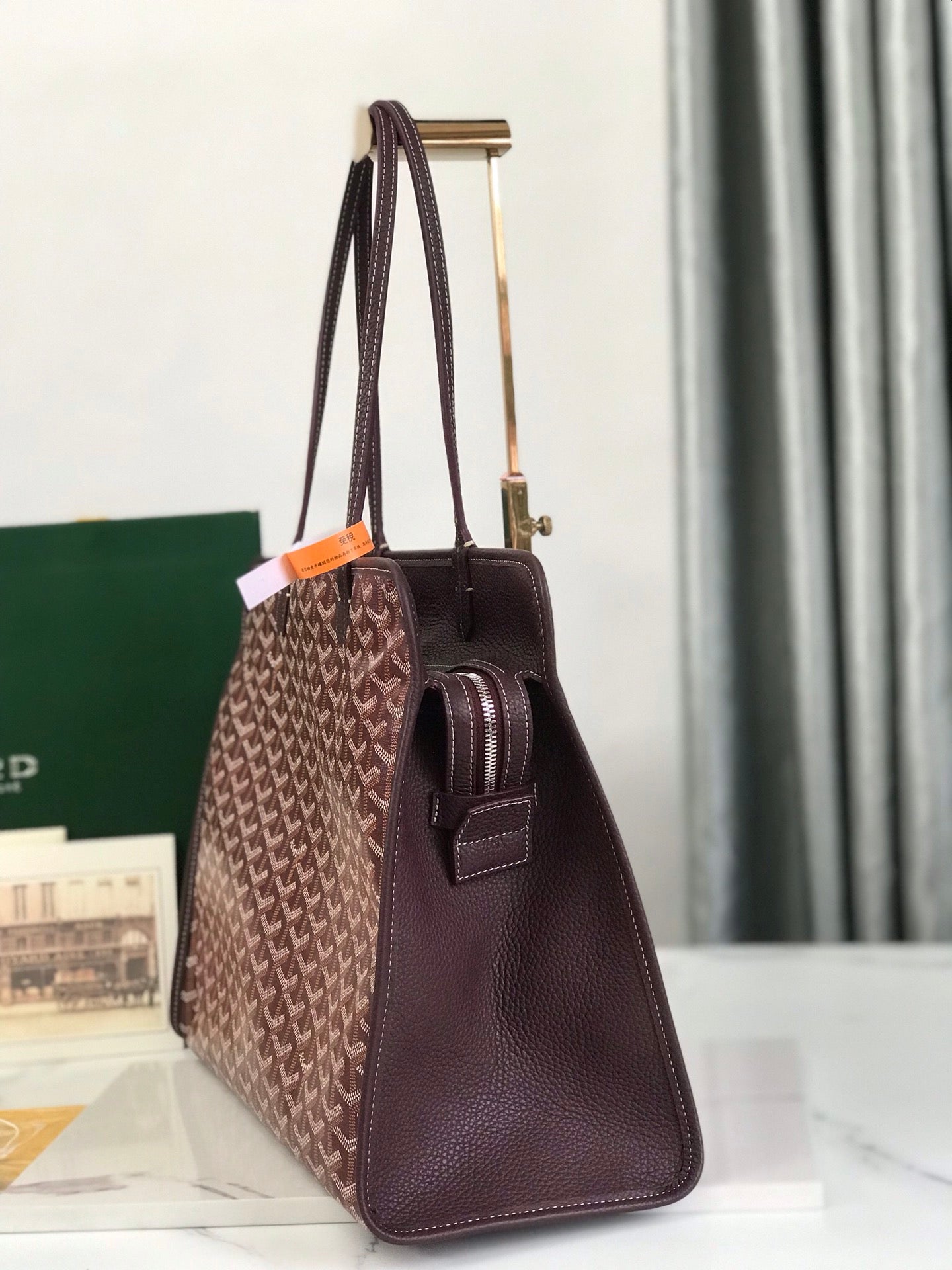 SAC HARDY PM 40 EN TOILE GOYARDINE MARRON ET GARNITURES EN CUIR TAURILLON