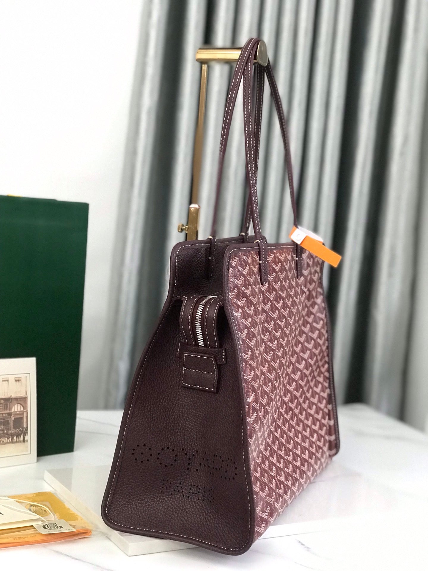 SAC HARDY PM 40 EN TOILE GOYARDINE MARRON ET GARNITURES EN CUIR TAURILLON