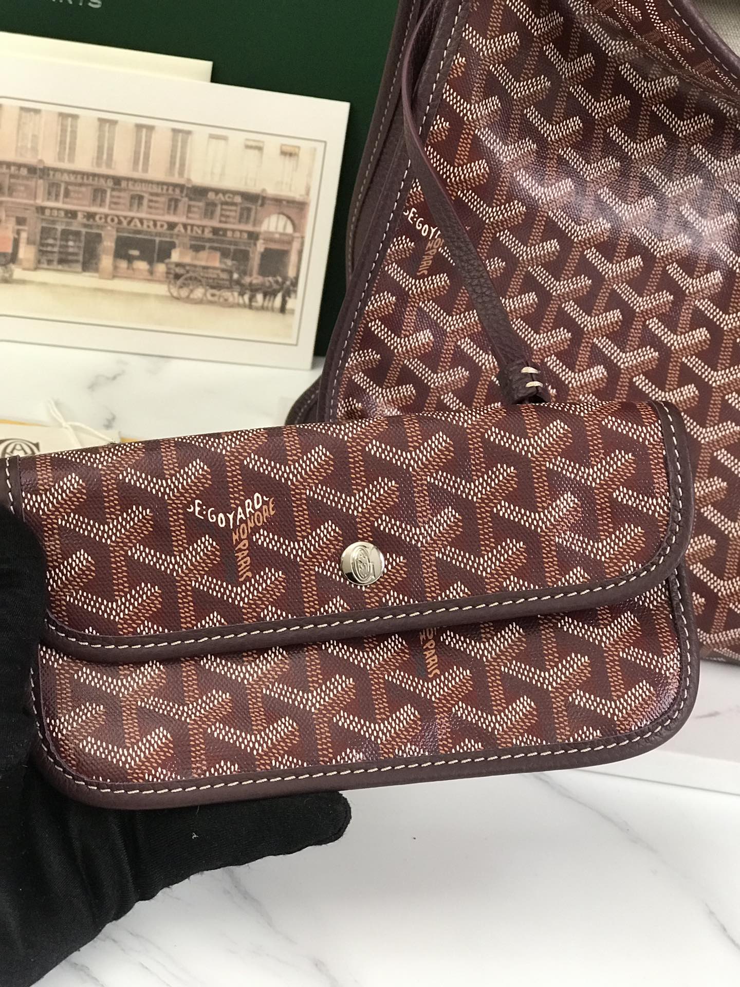 SAC HARDY PM 40 EN TOILE GOYARDINE MARRON ET GARNITURES EN CUIR TAURILLON