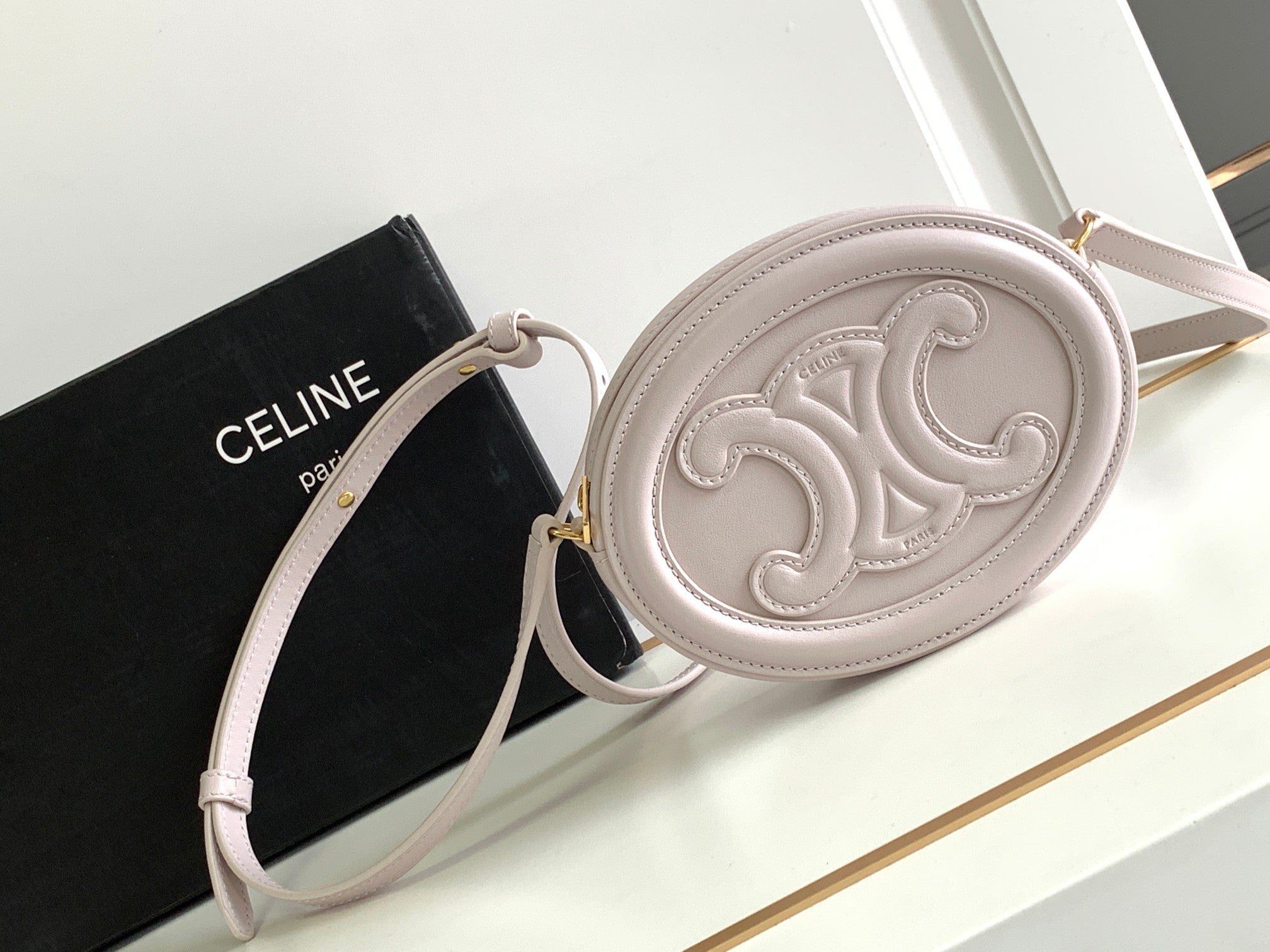 SAC OVALE BLANC EN CUIR DE VEAU LISSE 16