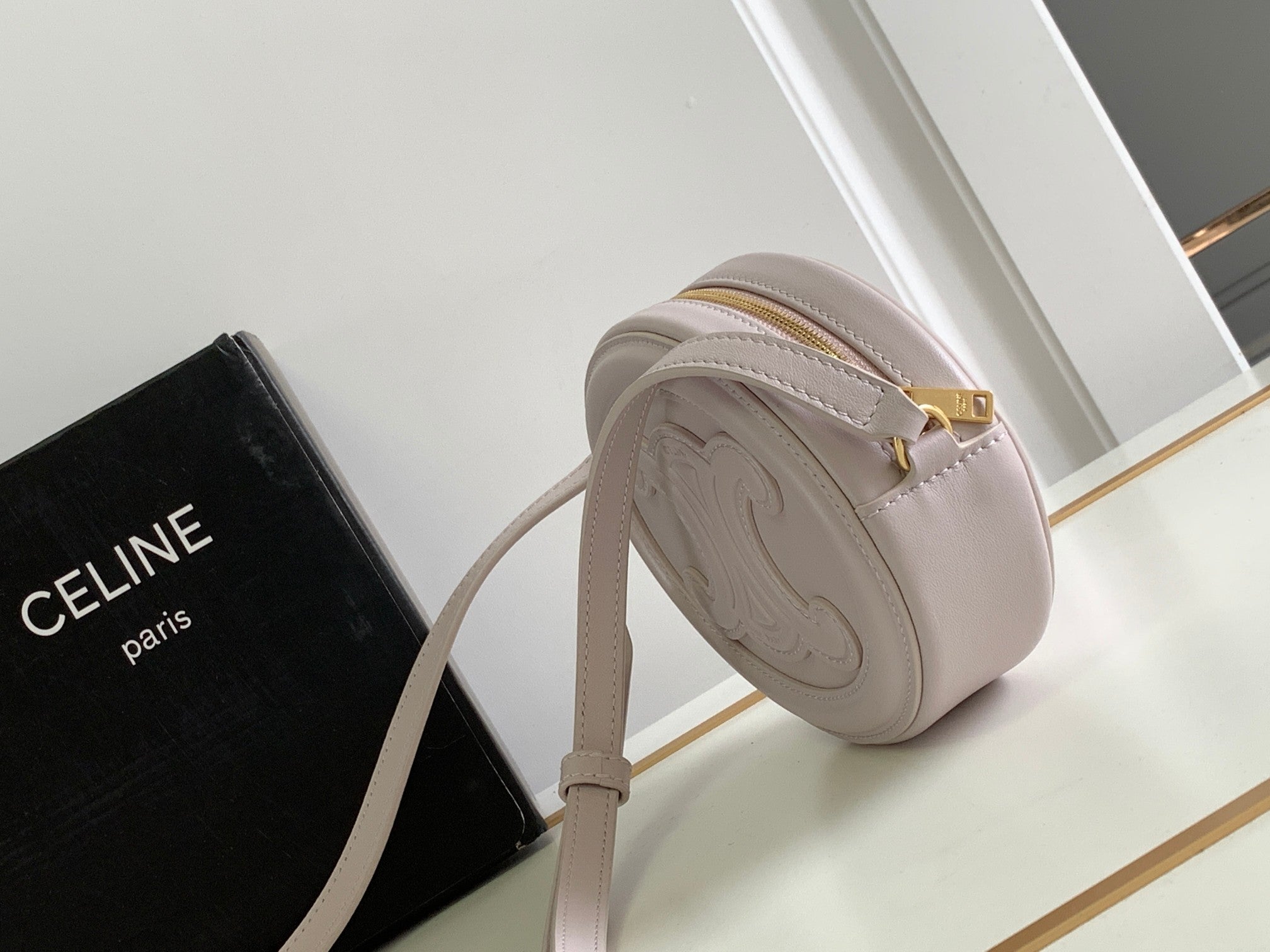 SAC OVALE BLANC EN CUIR DE VEAU LISSE 16
