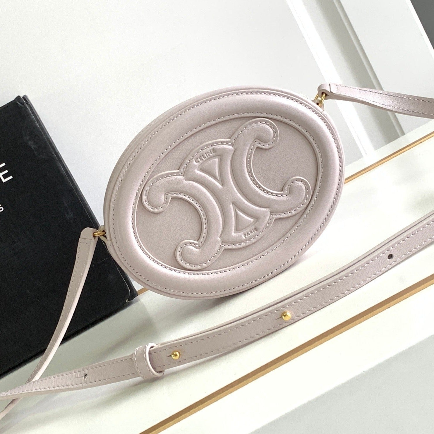 SAC OVALE BLANC EN CUIR DE VEAU LISSE 16
