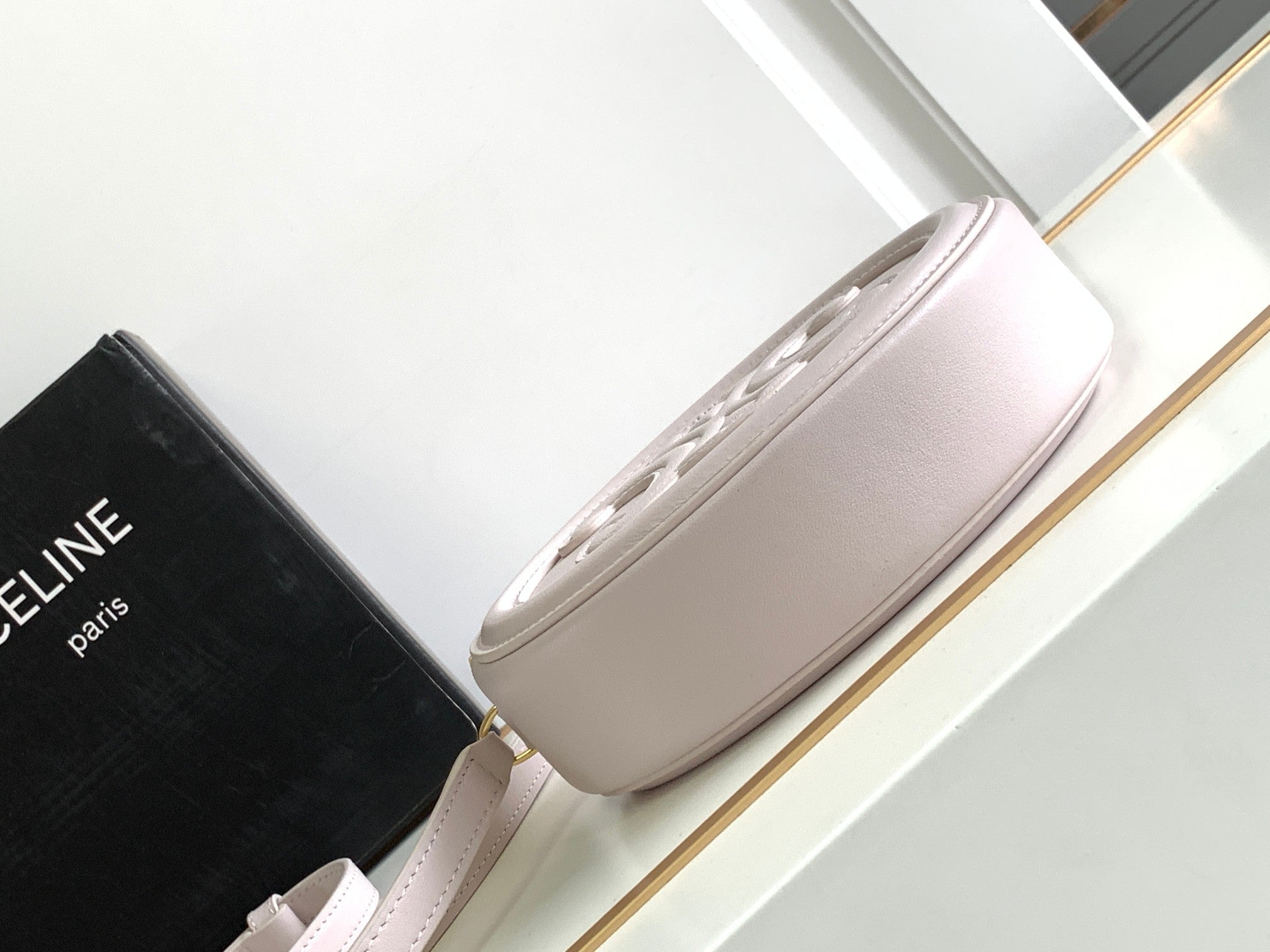 SAC OVALE BLANC EN CUIR DE VEAU LISSE 16