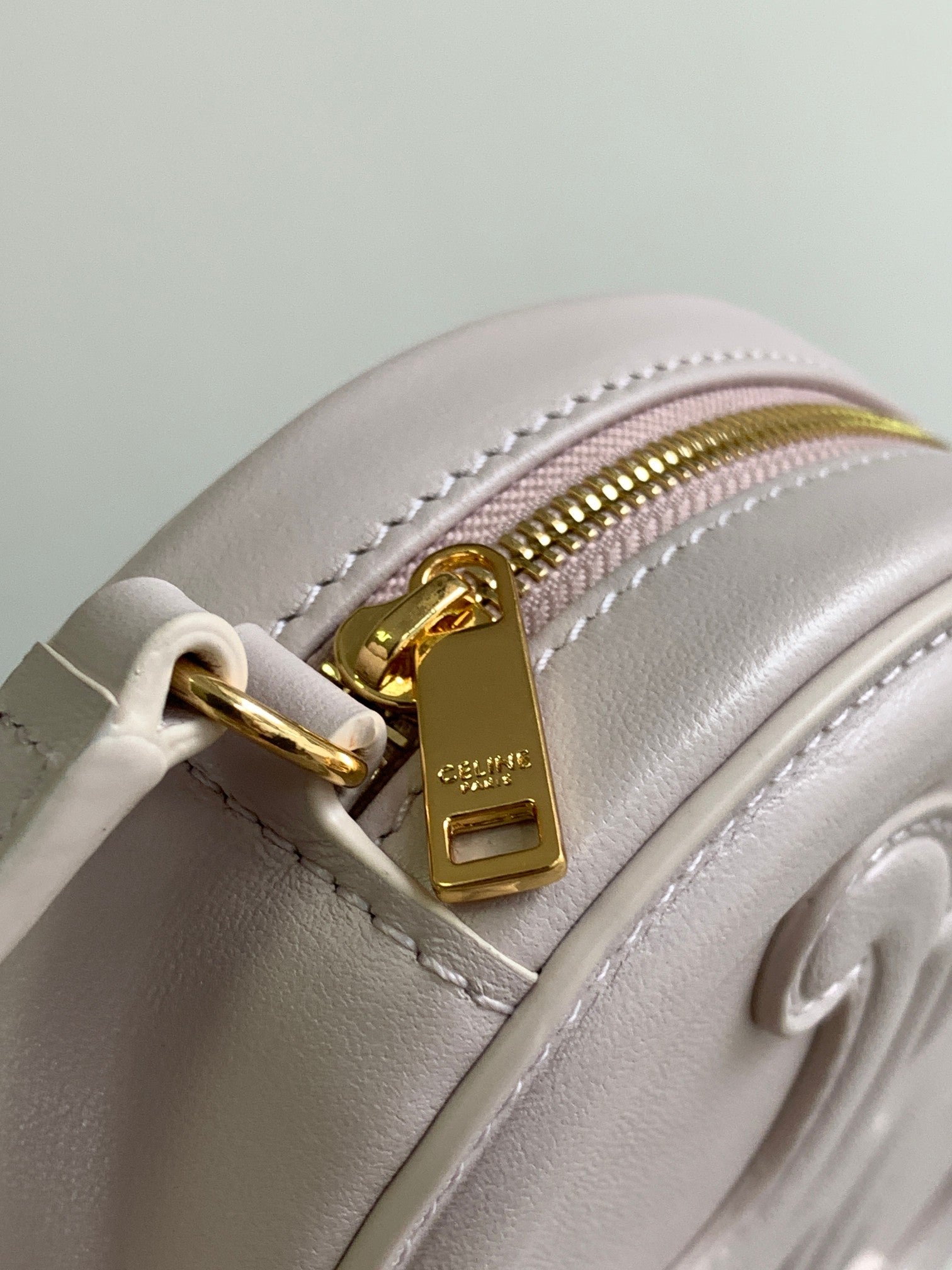 SAC OVALE BLANC EN CUIR DE VEAU LISSE 16