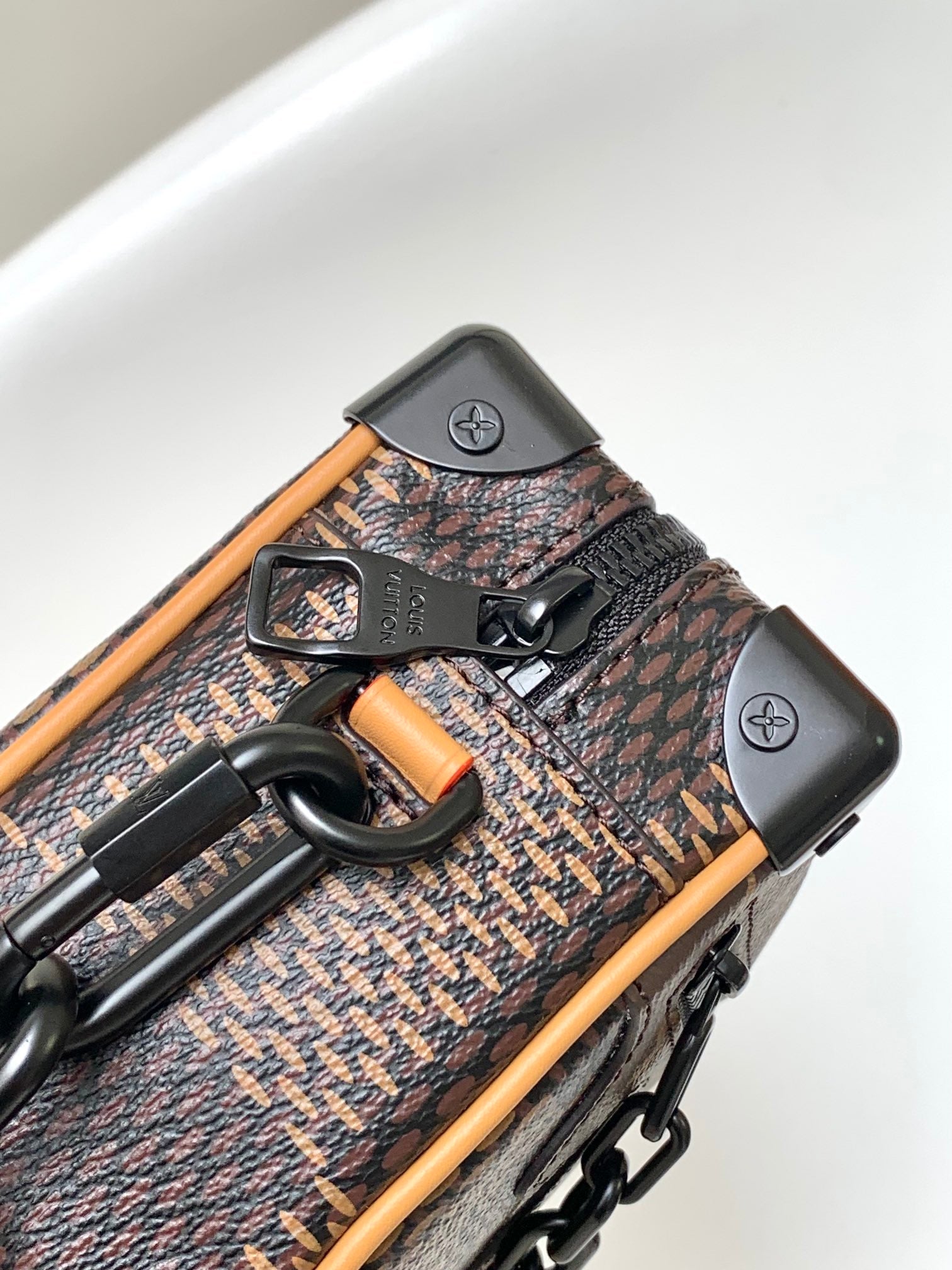 MINI COFFRE SOUPLE 18 PO EN TOILE ENDUITE DAMIER ÉBÈNE MARRON CHAÎNE NOIRE