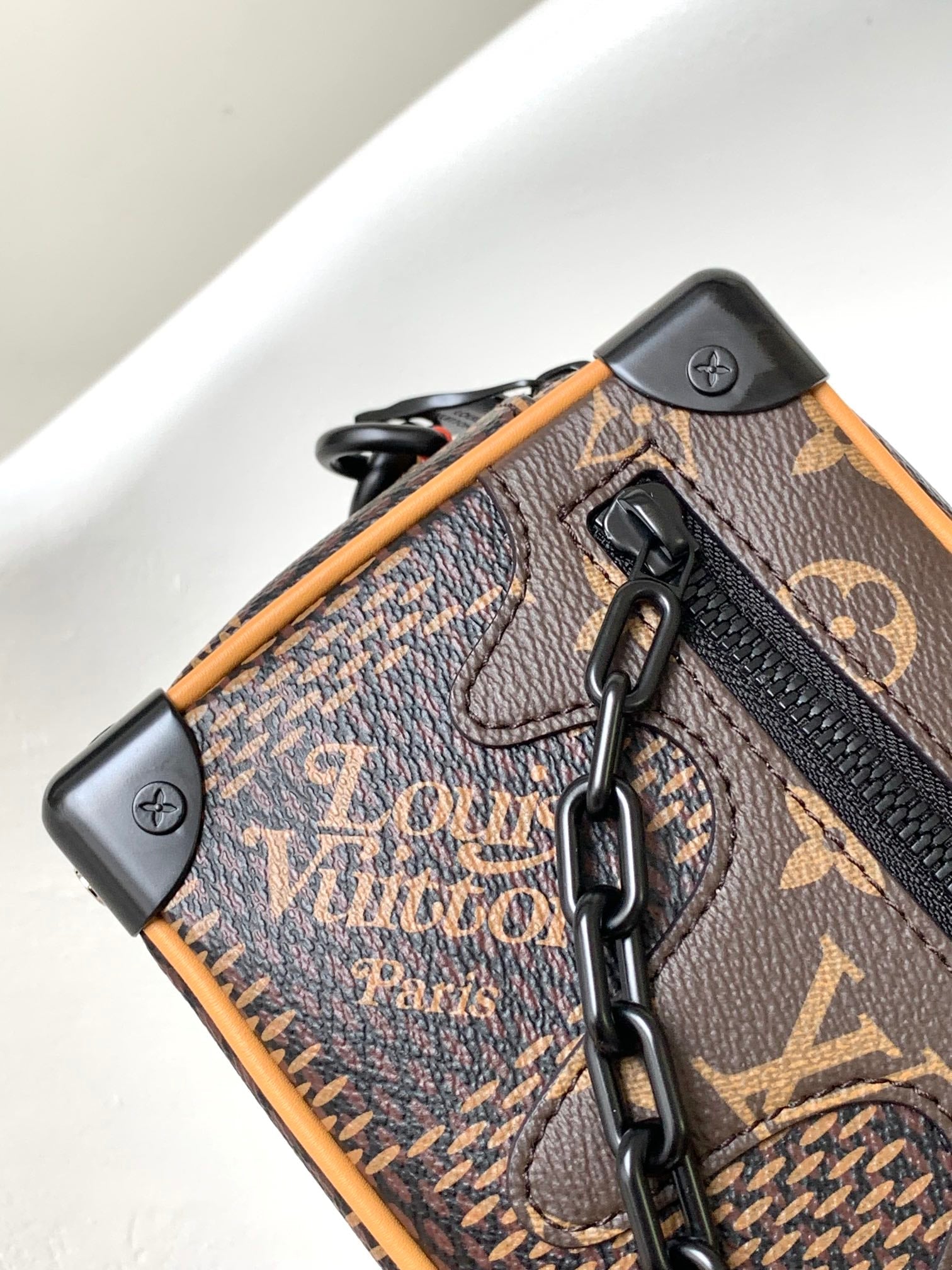 MINI COFFRE SOUPLE 18 PO EN TOILE ENDUITE DAMIER ÉBÈNE MARRON CHAÎNE NOIRE