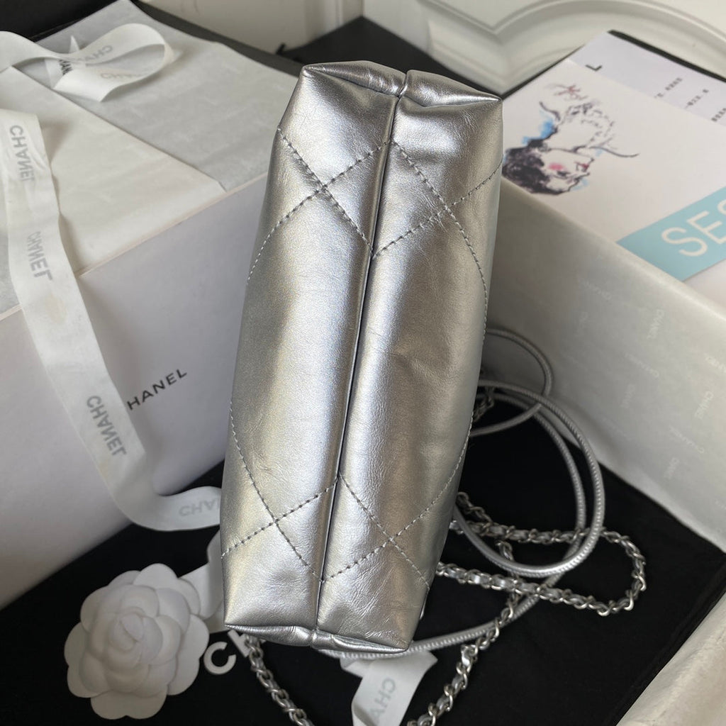 SAC CC 24S HOBO 22 20CM EN CUIR D'AGNEAU MÉTALLISÉ ARGENTÉ