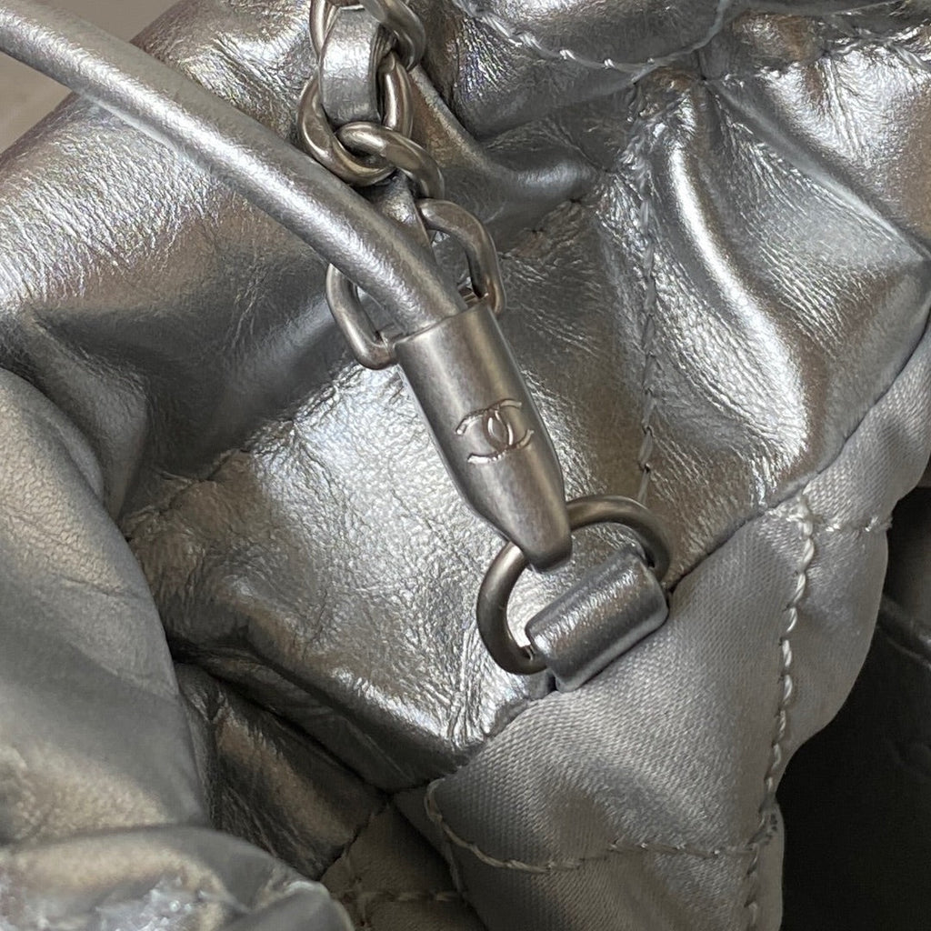 SAC CC 24S HOBO 22 20CM EN CUIR D'AGNEAU MÉTALLISÉ ARGENTÉ