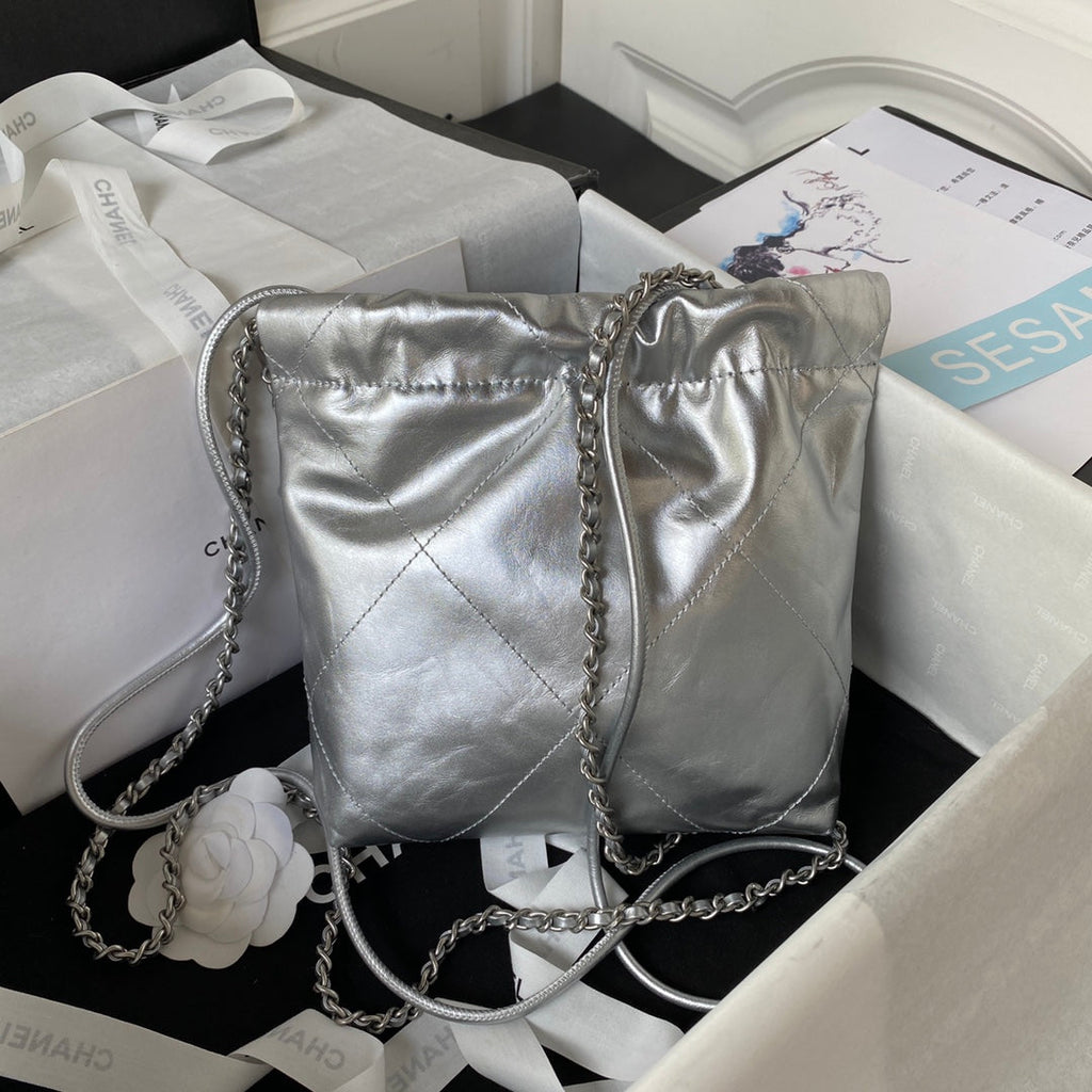 SAC CC 24S HOBO 22 20CM EN CUIR D'AGNEAU MÉTALLISÉ ARGENTÉ