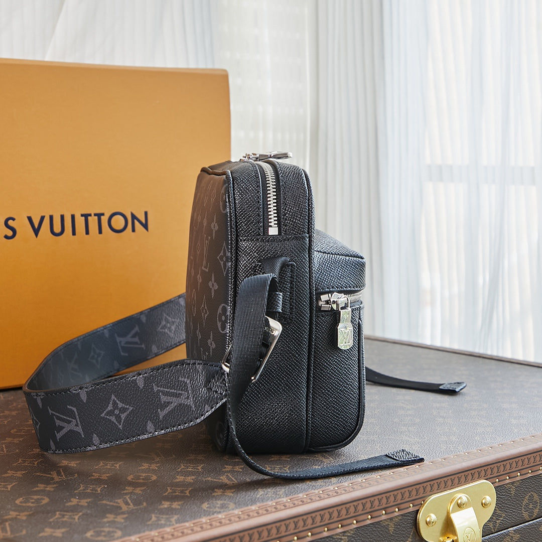 Sac messager d'extérieur 26 pouces en cuir mélangé Taiga noir et toile Monogram Eclipse