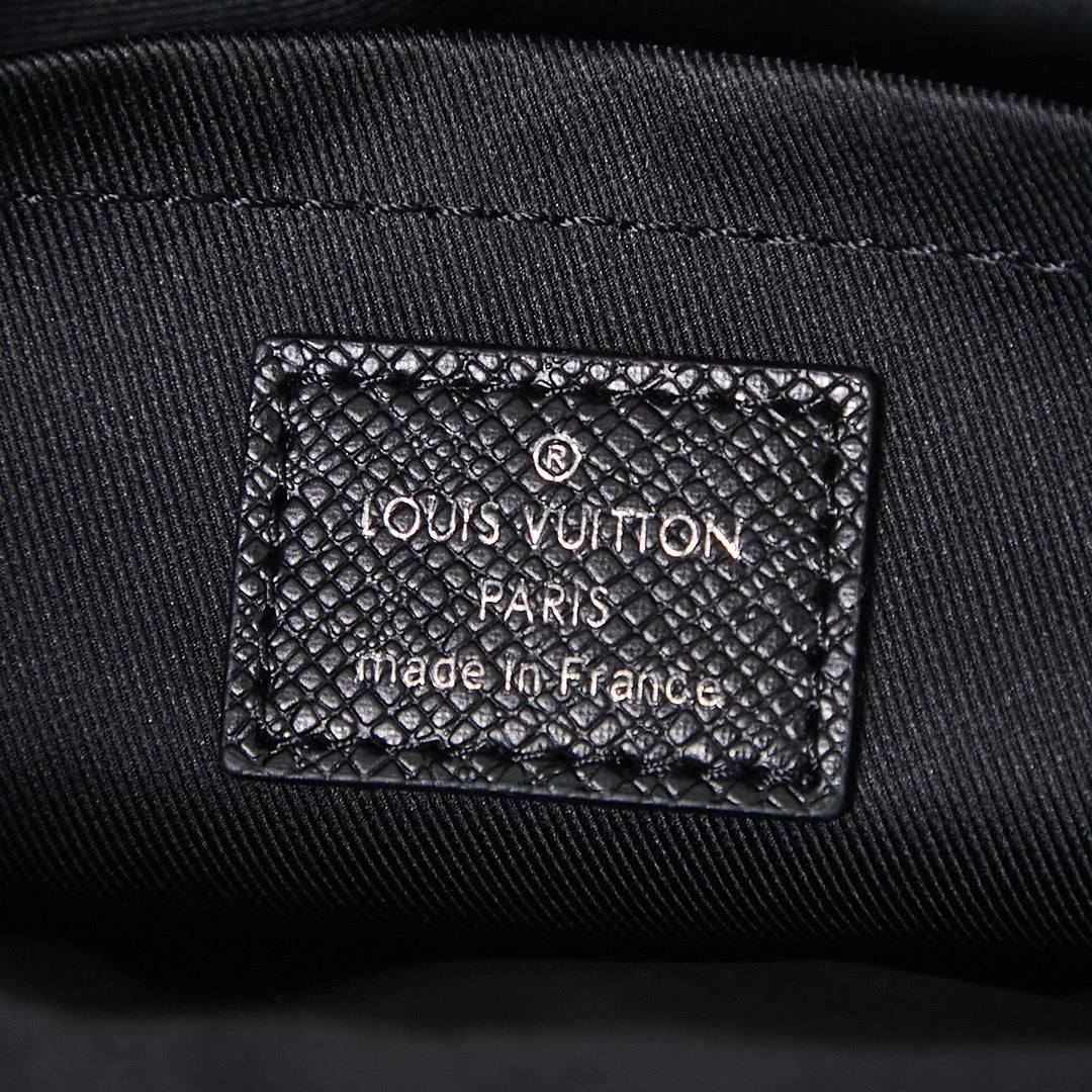 Sac messager d'extérieur 26 pouces en cuir mélangé Taiga noir et toile Monogram Eclipse