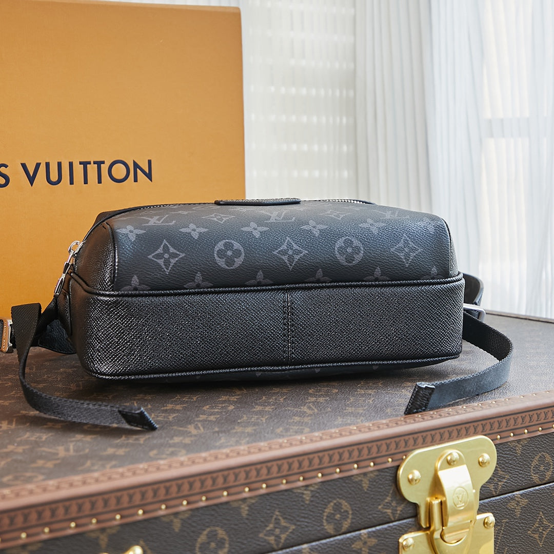 Sac messager d'extérieur 26 pouces en cuir mélangé Taiga noir et toile Monogram Eclipse