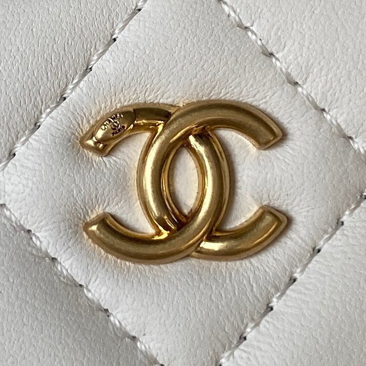 PETITE TROUSSE DE VANITY 17 EN CUIR DE VEAU BLANC QUINCAILLERIE DORÉ