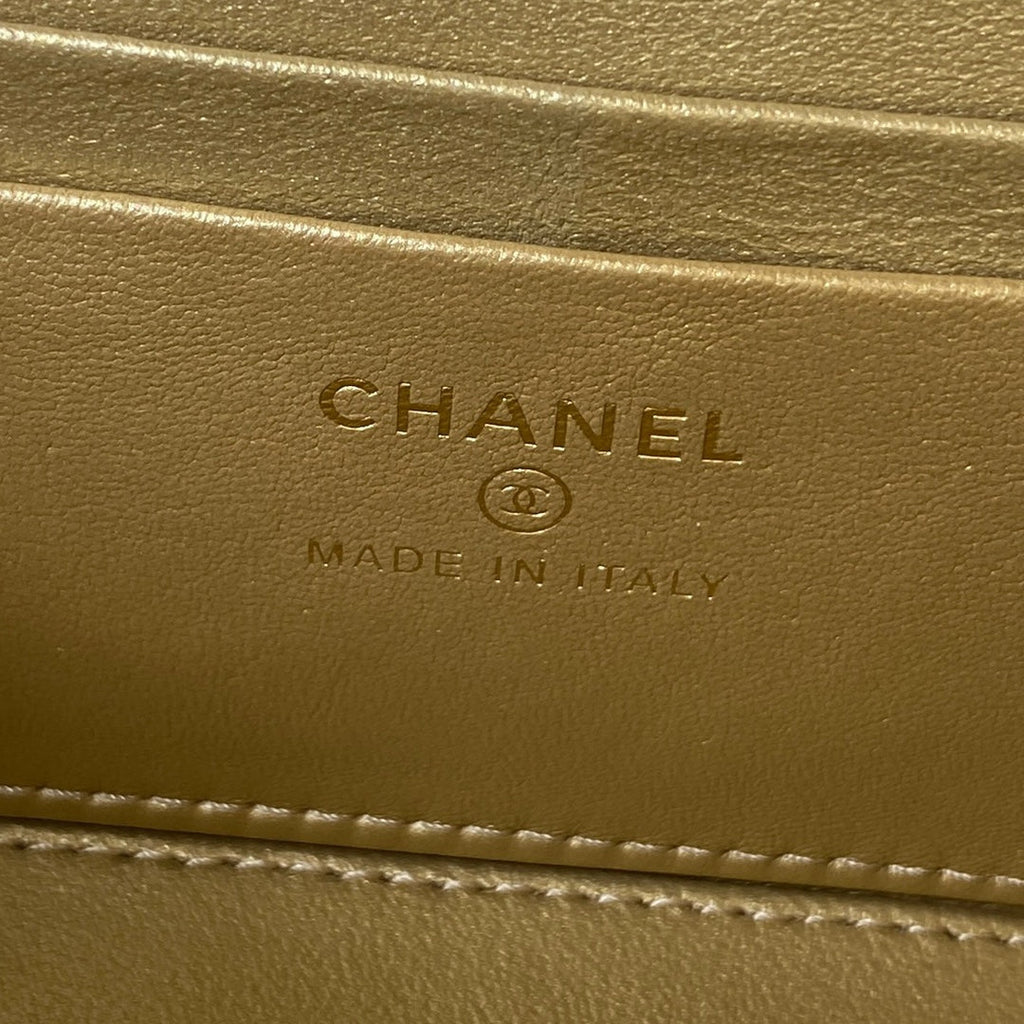 PETITE TROUSSE DE VANITY 17 EN CUIR DE VEAU BLANC QUINCAILLERIE DORÉ