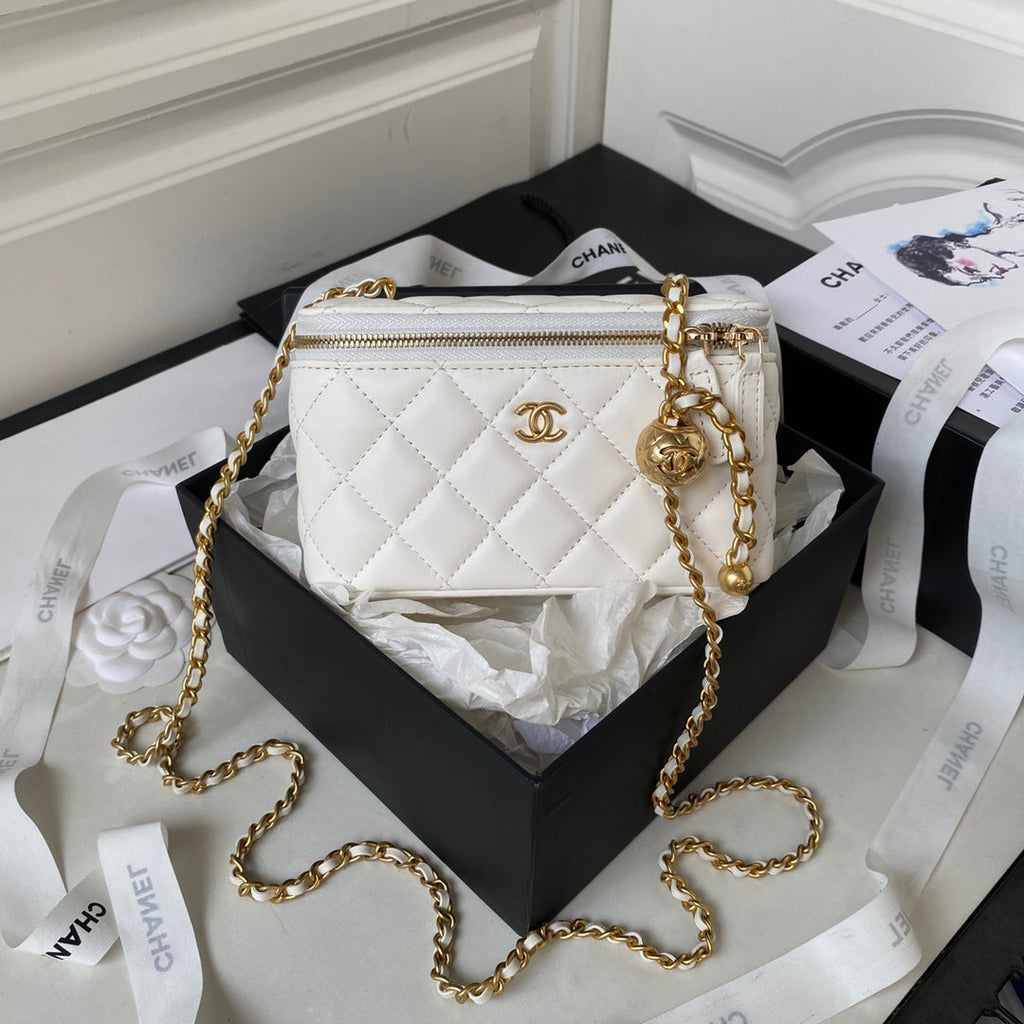 PETITE TROUSSE DE VANITY 17 EN CUIR DE VEAU BLANC QUINCAILLERIE DORÉ